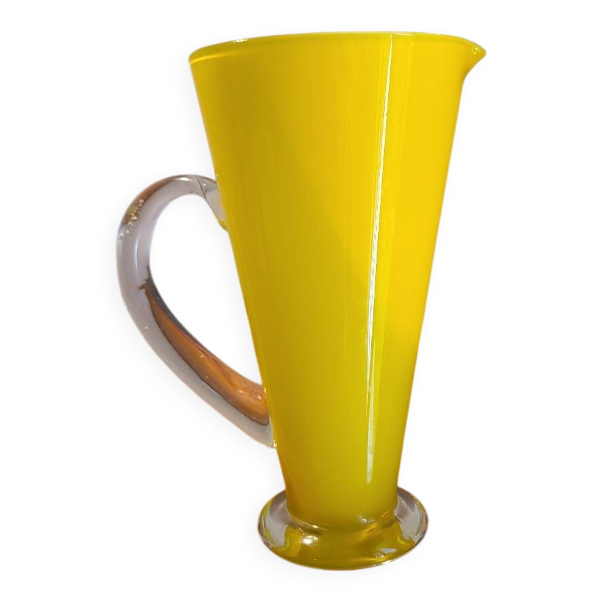 Pichet, vase artisanal en verre jaune