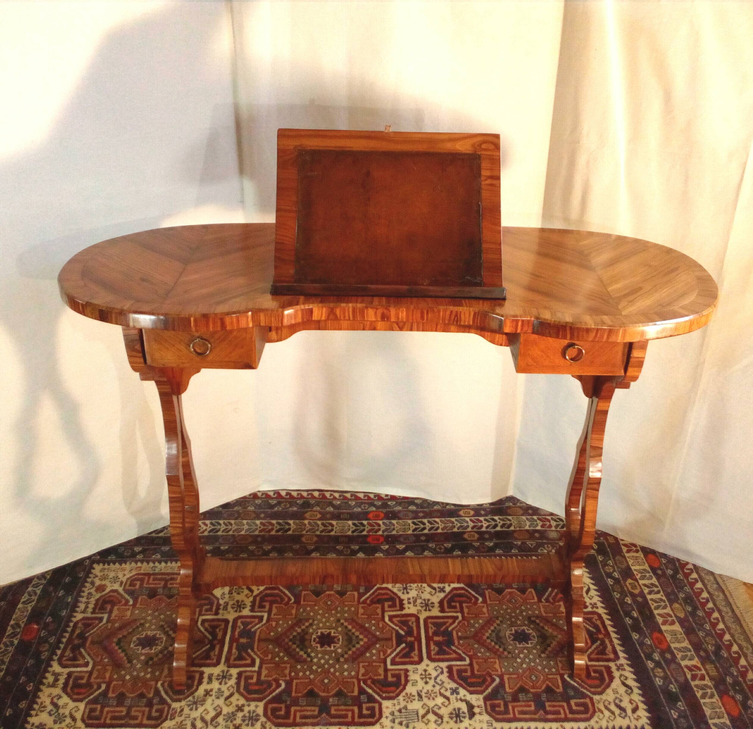 Kidney-shaped reading table