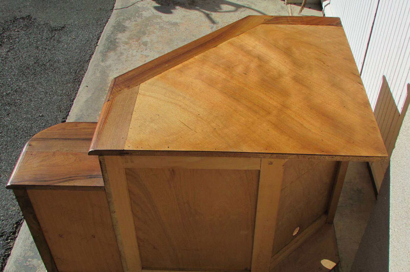 Superb corner unit in solid walnut, of very good quality