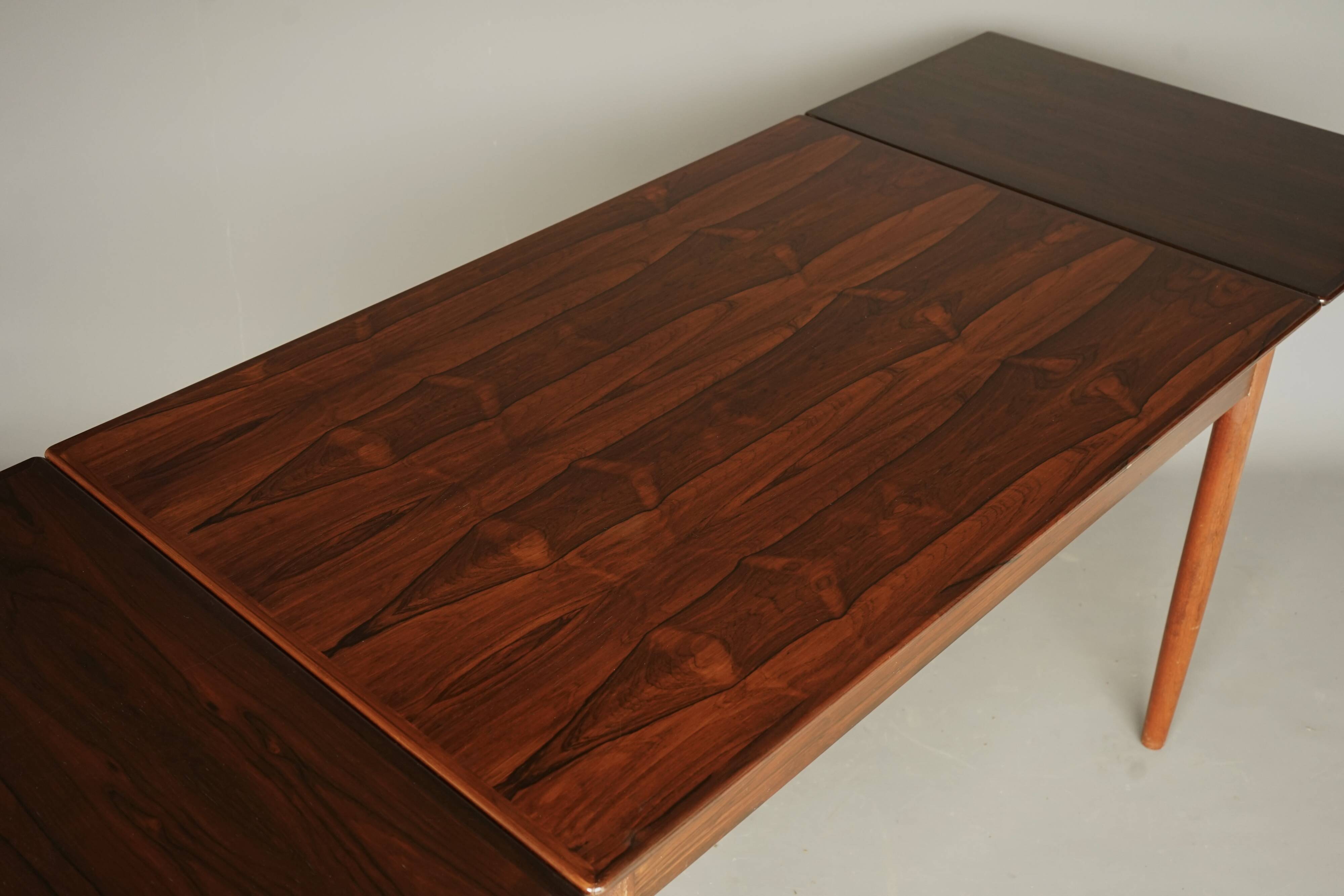 Scandinavian Rosewood extendable Dining Table. 1960s