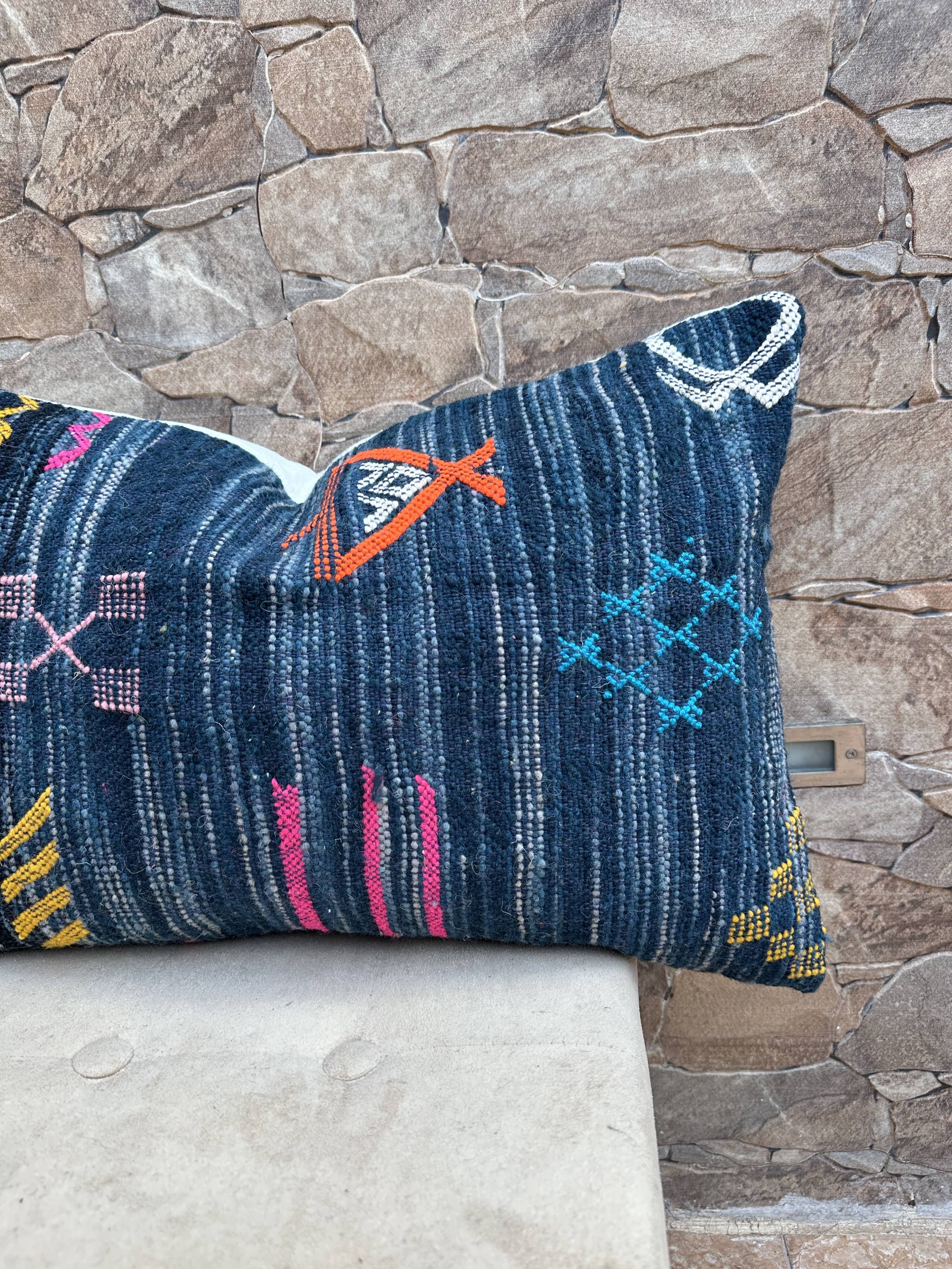 Handmade Moroccan Kilim cushion cover: Bohemian decorative cushion