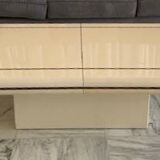 Table basse vintage 70s avec mini-bar intégré (plexy, laiton)