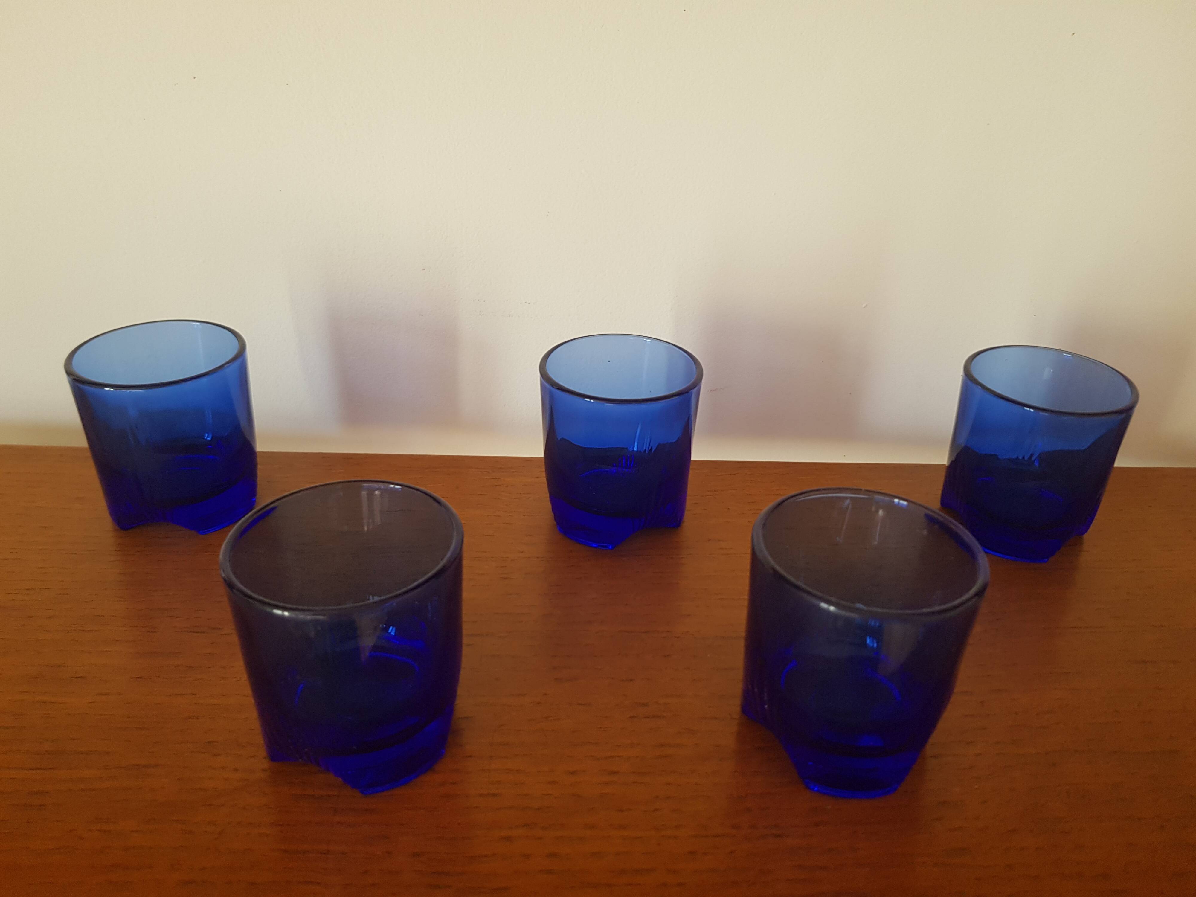Lors de 5 petits verres en cristal bleu