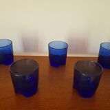 Lors de 5 petits verres en cristal bleu