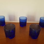 Lors de 5 petits verres en cristal bleu