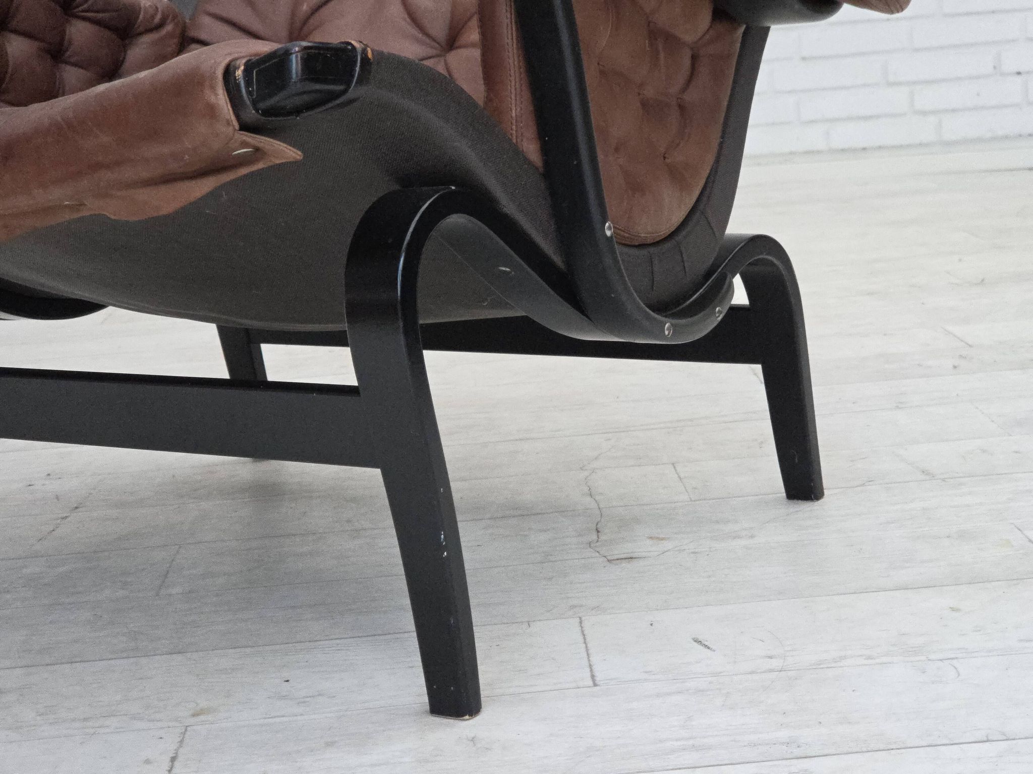 Années 1970, design suédois de Bruno Mathsson, modèle « Pernilla », cuir.