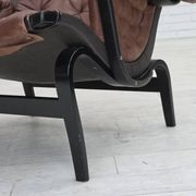 Années 1970, design suédois de Bruno Mathsson, modèle « Pernilla », cuir.