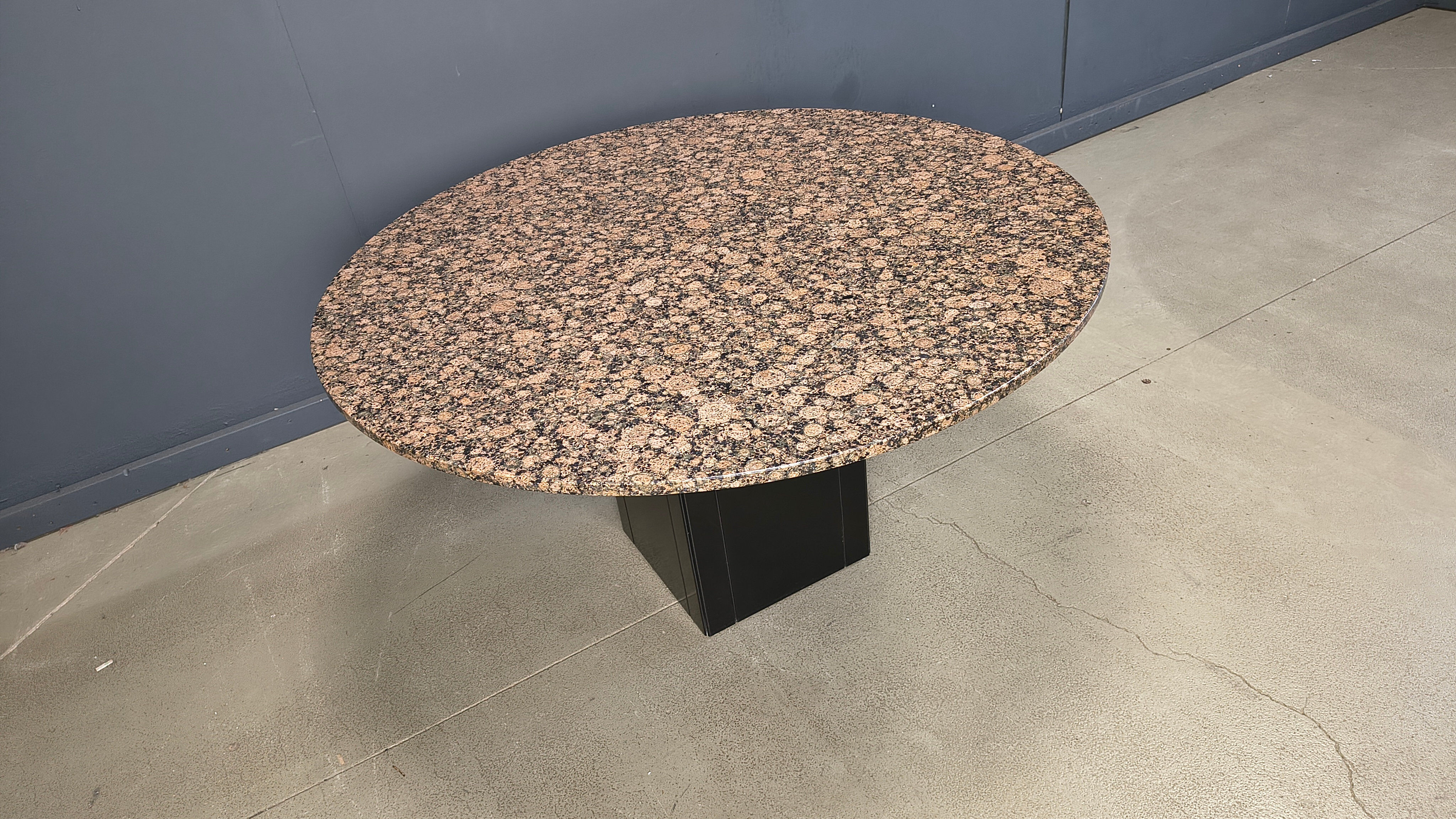 Table ronde en granit vintage, années 1970