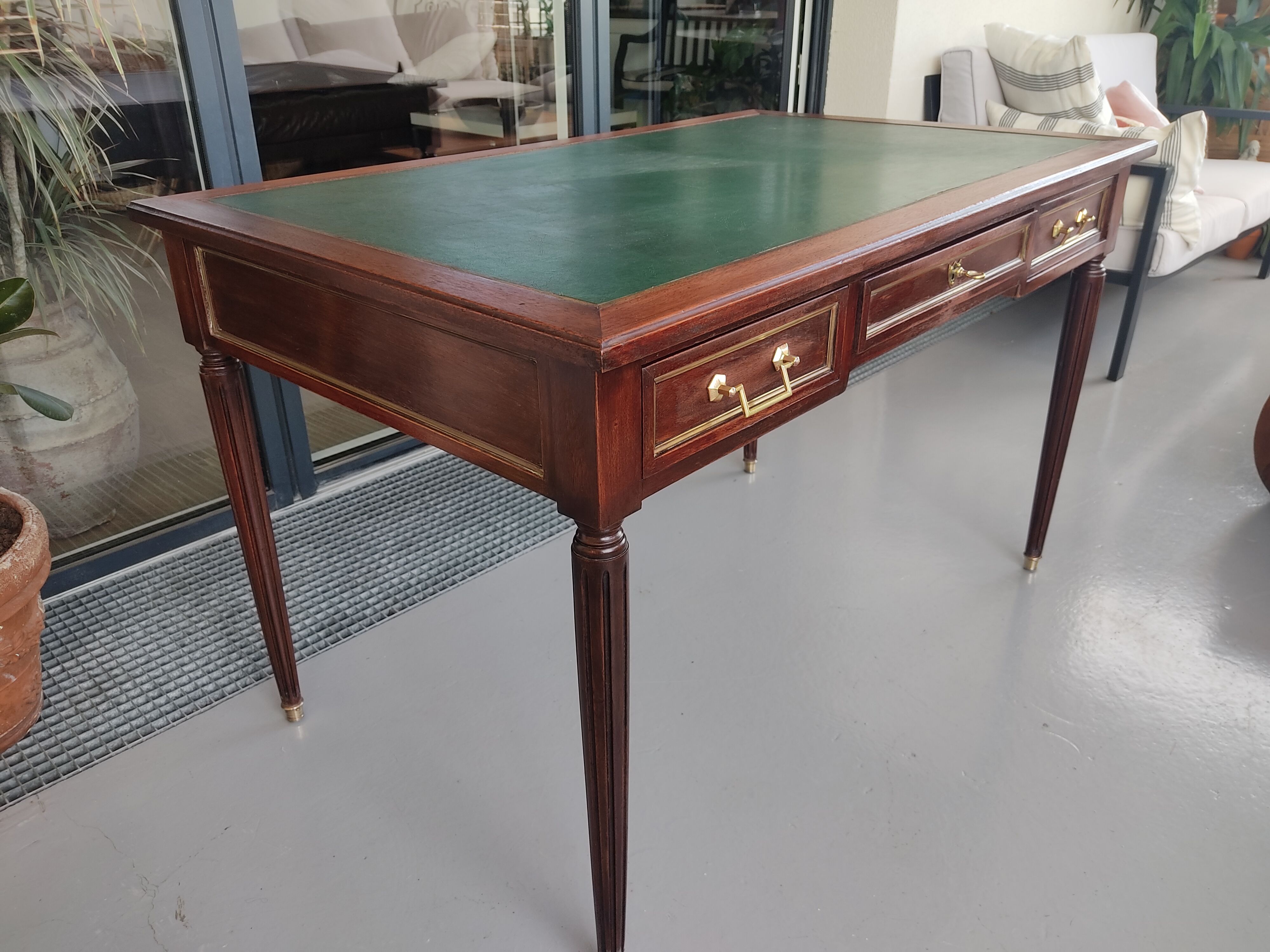 Bureau style Louis XVI avec une tirette