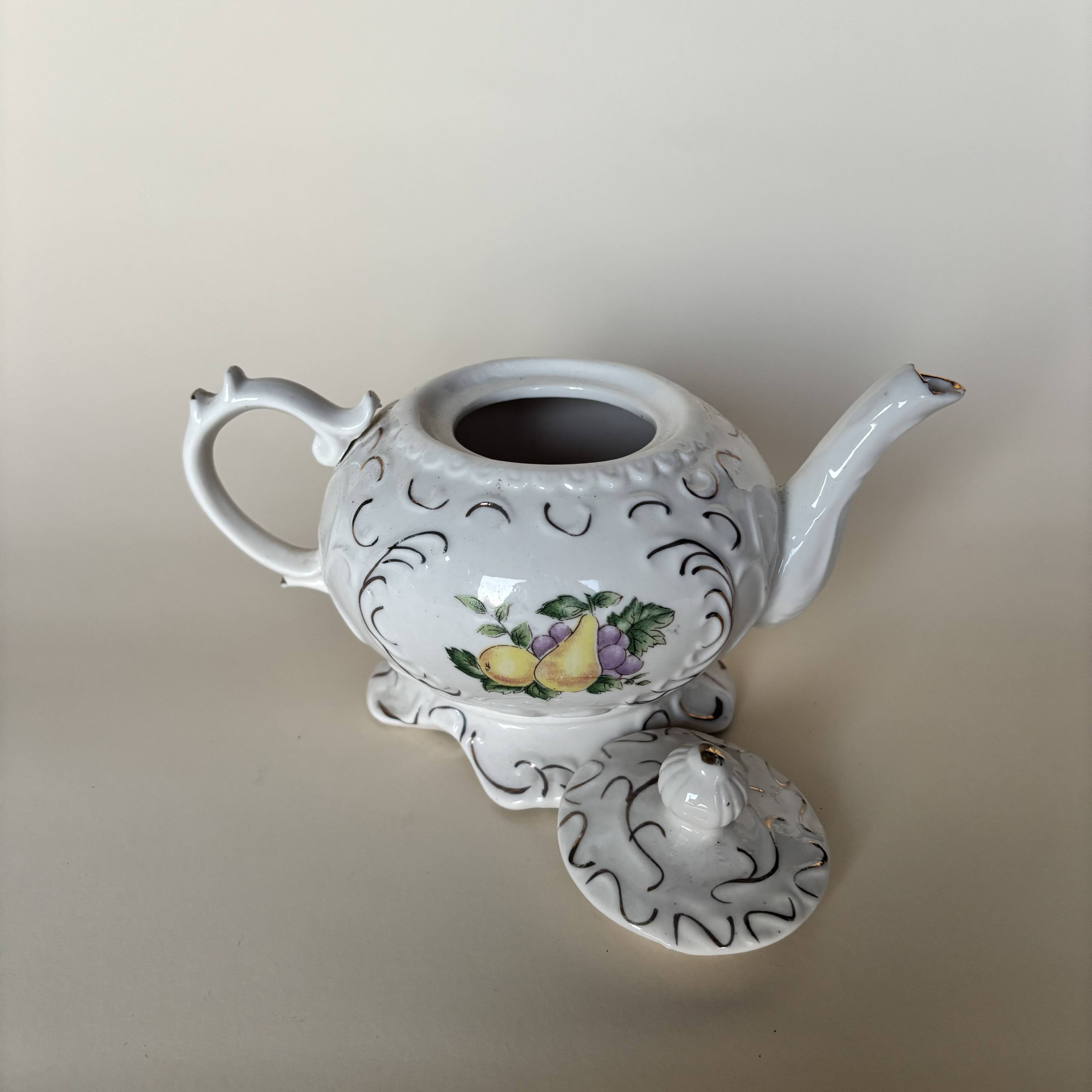 Teapot with lemon decoration