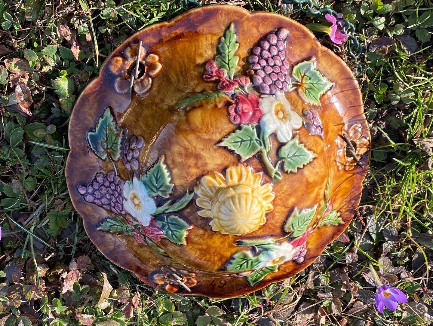 Drinking trough or floral cup in slurry
