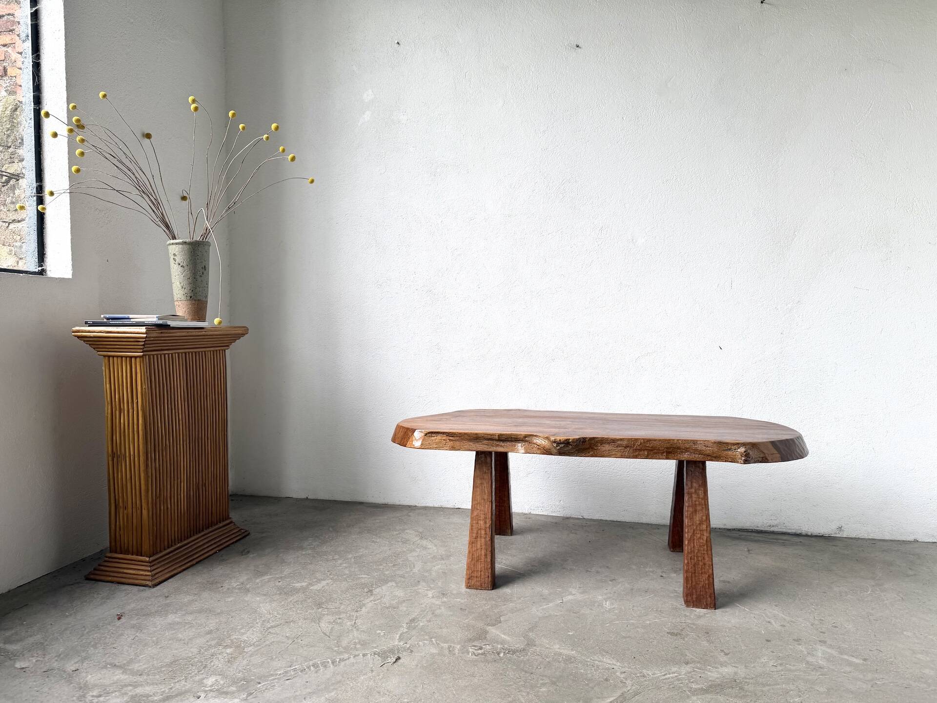 Table basse brutaliste en noyer massif, plateau slab live edge, France