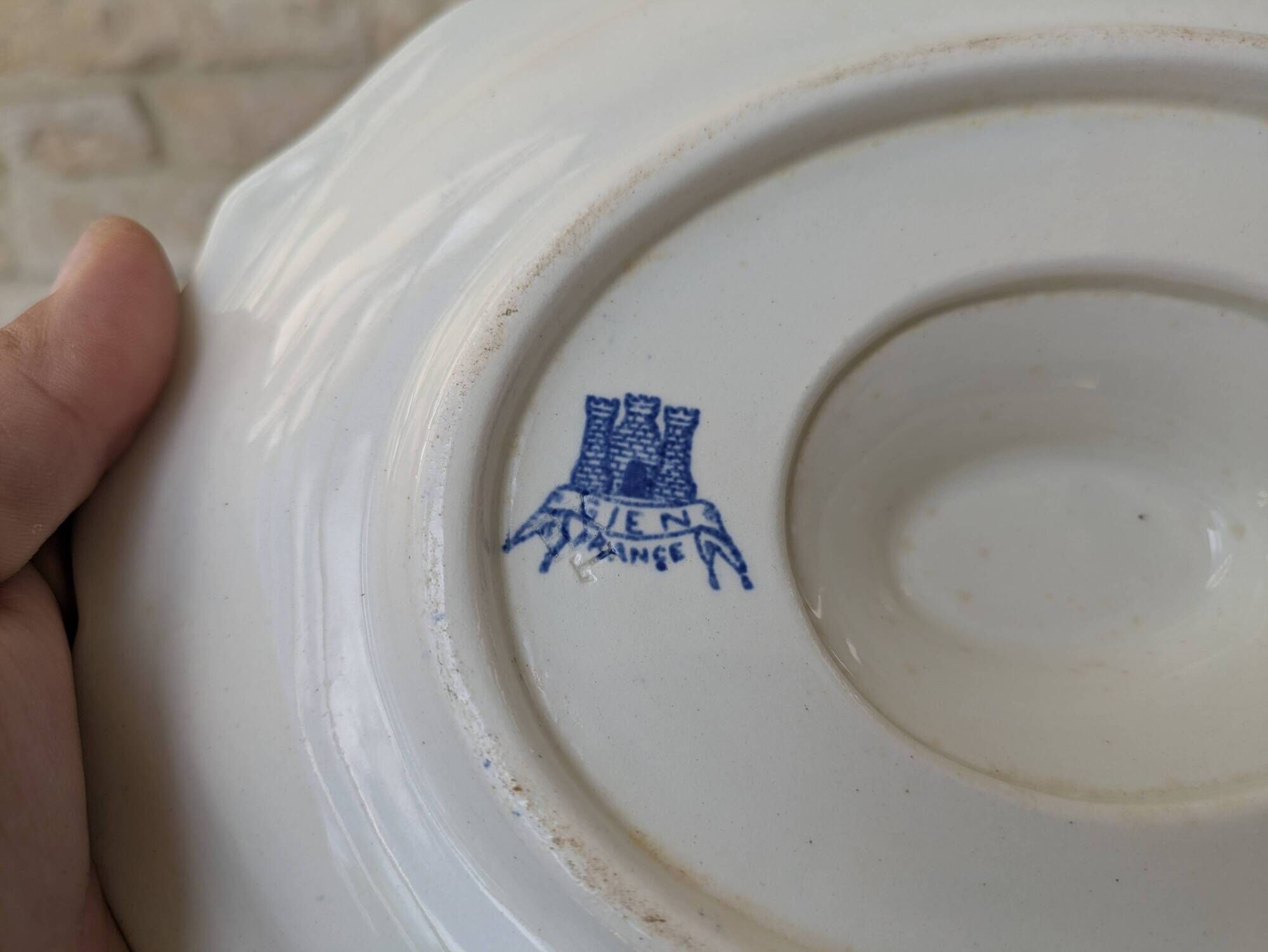 Ancienne saucière sur dormant fixe Gien France modèle Rouen avec arabesques