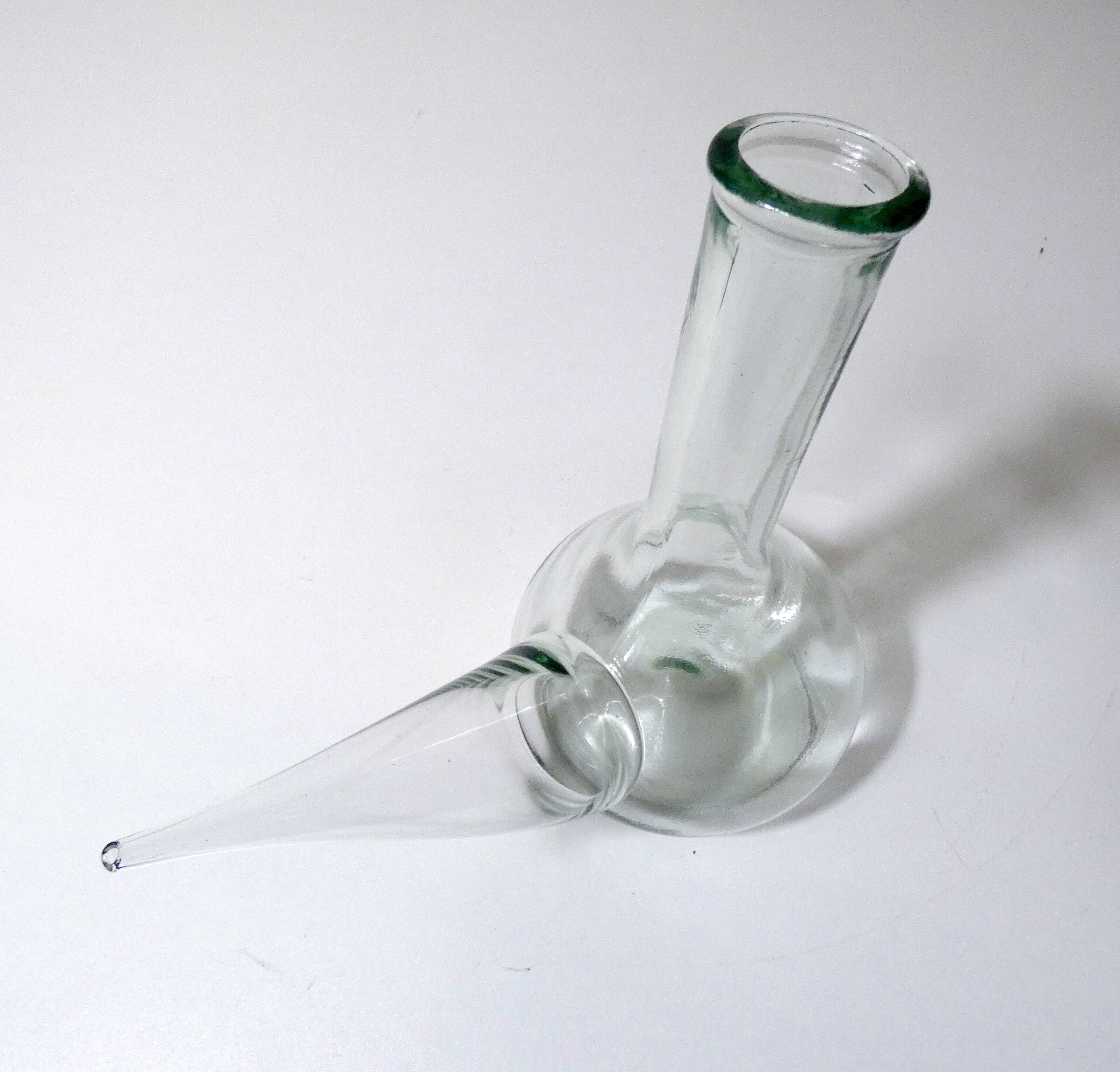 Ancienne carafe à vin en verre