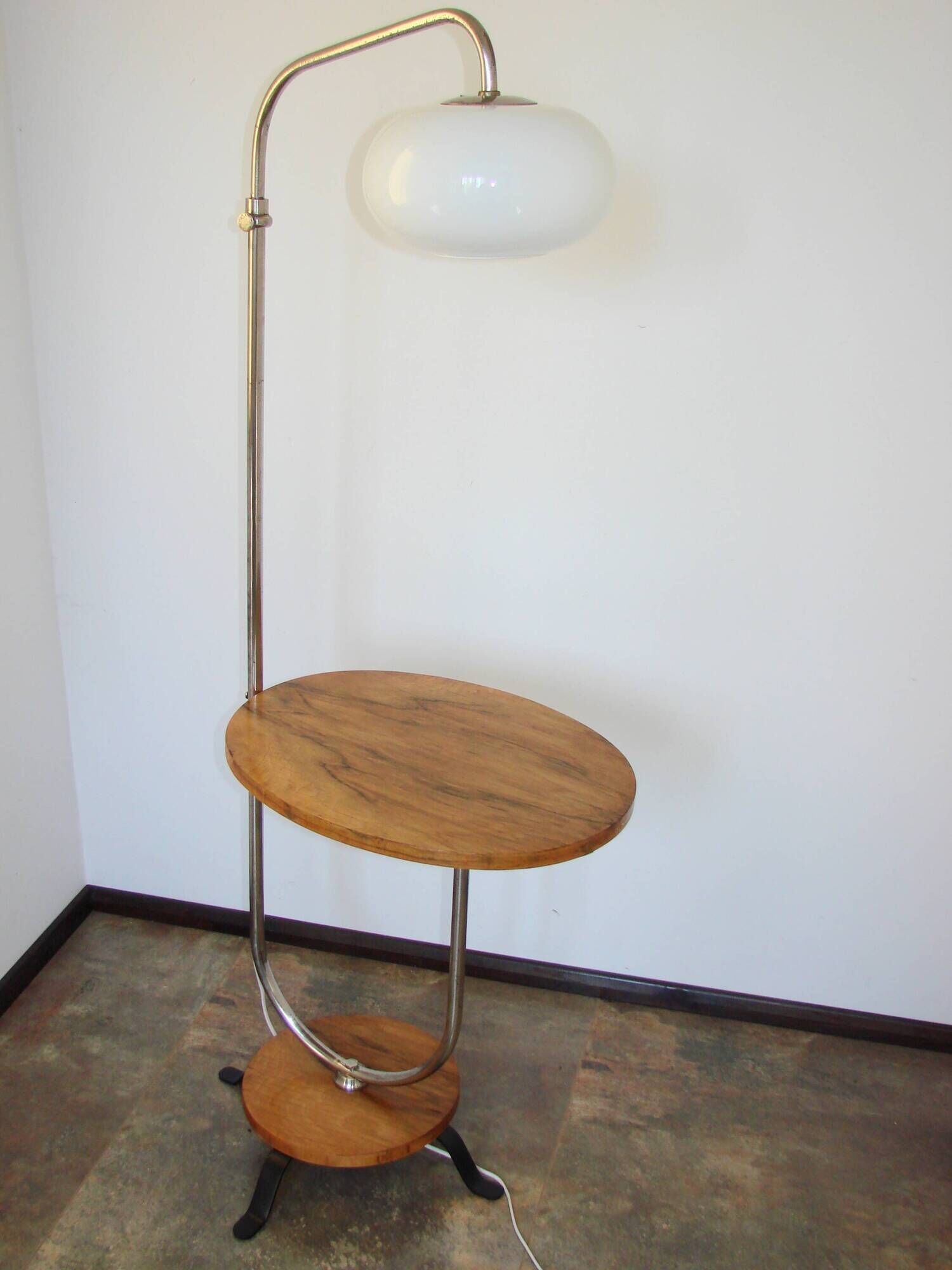 Une lampe sur pied avec une table d'appoint, années 1940.