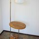 Une lampe sur pied avec une table d'appoint, années 1940.