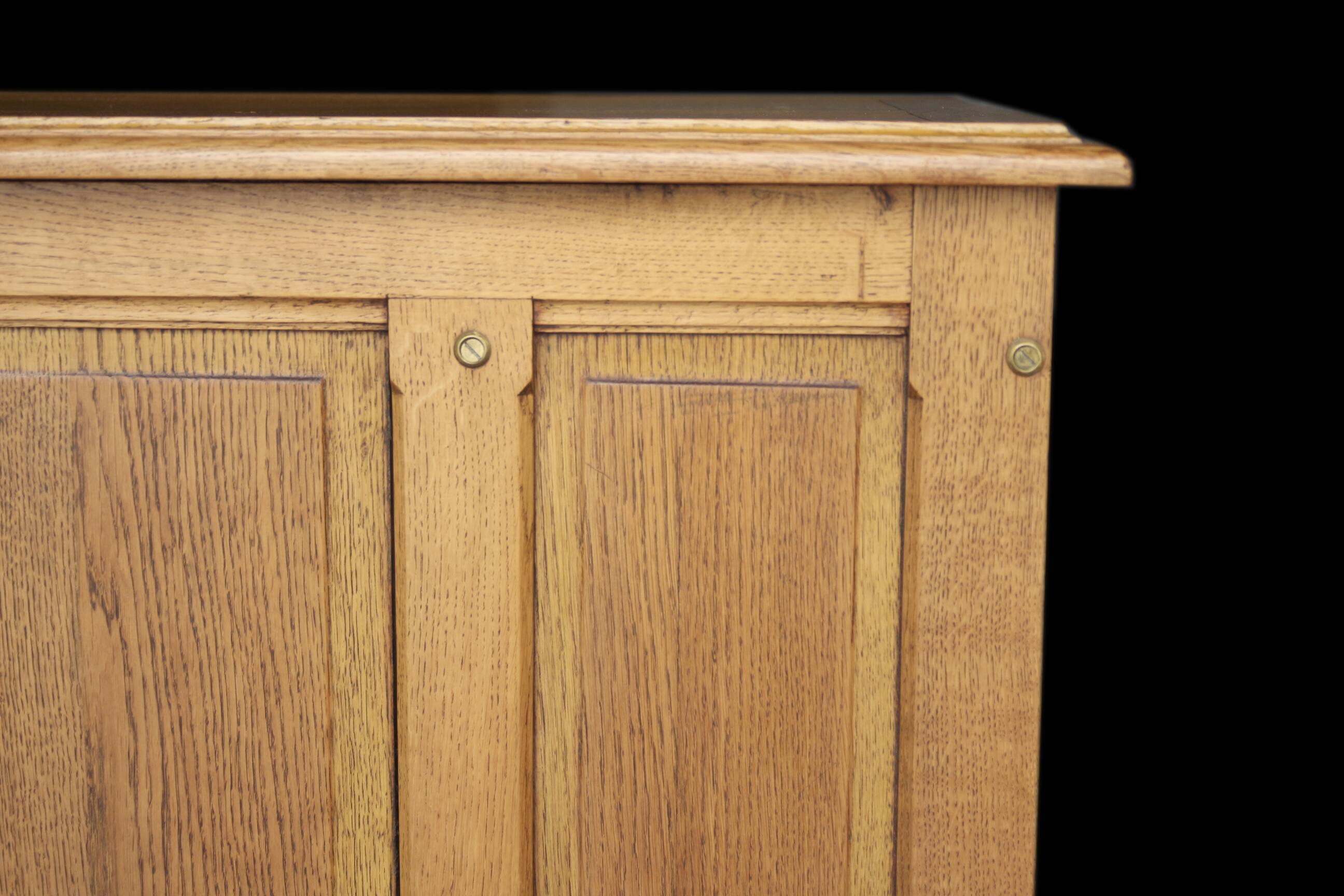 Bureau d'appoint en chêne blond de très belle facture. Début XXeme