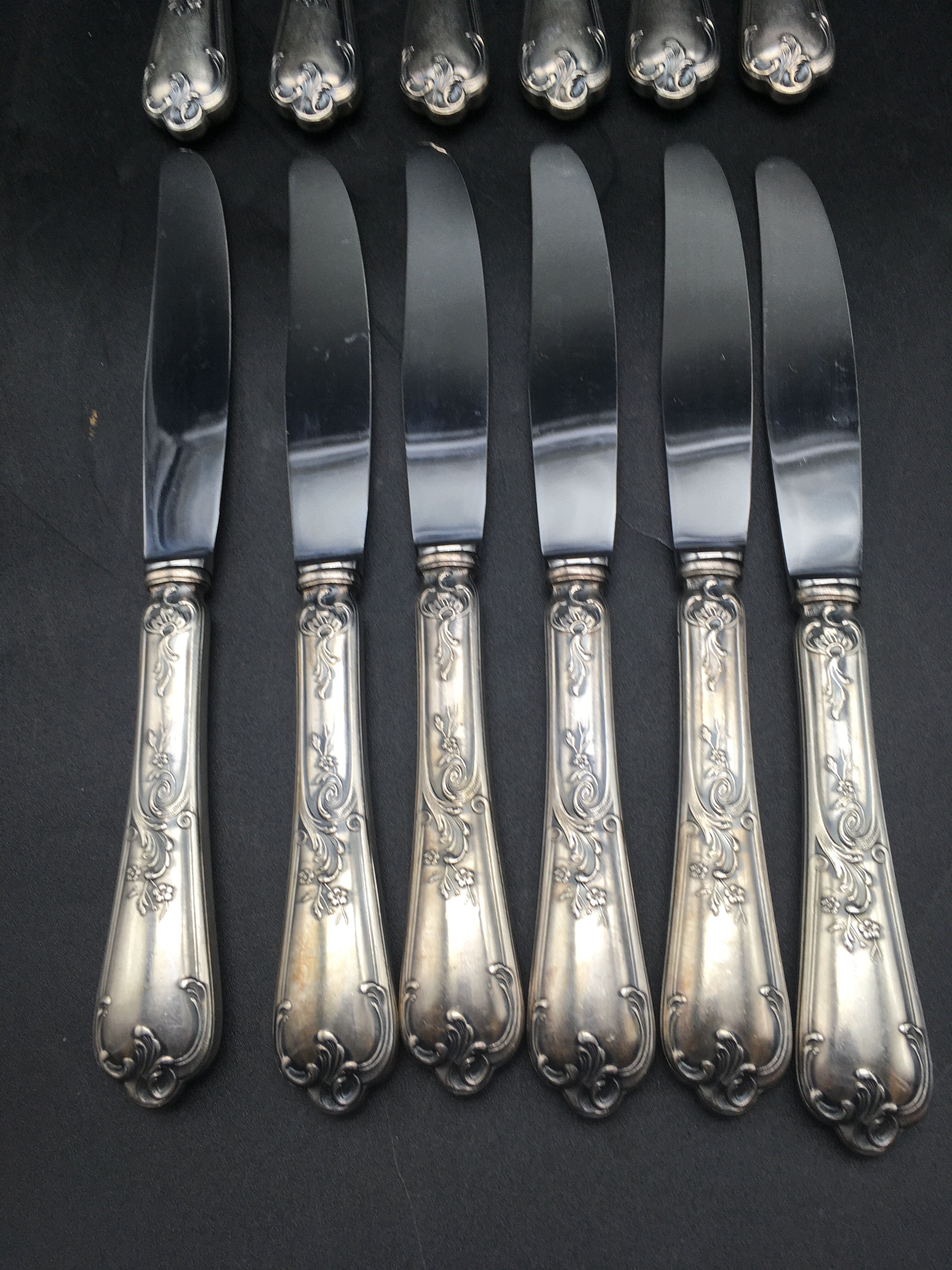 12 silver metal table knives model Rocaille