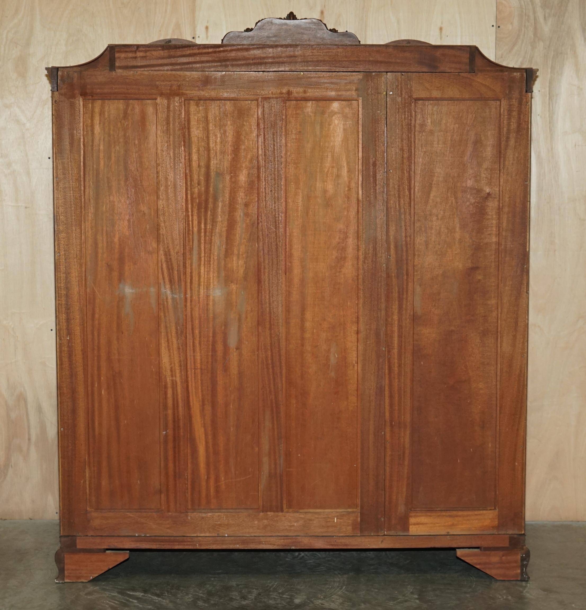 Armoire triple en placage de noyer Waring & Gillow