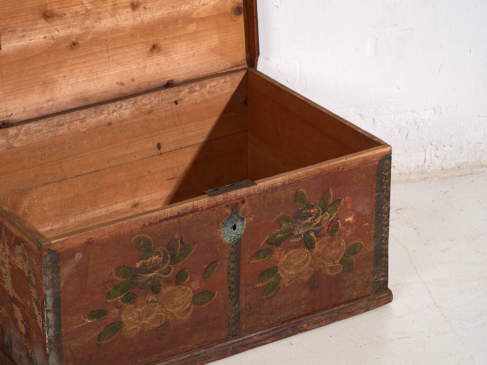 Small antique chest with floral motifs (c.1920)