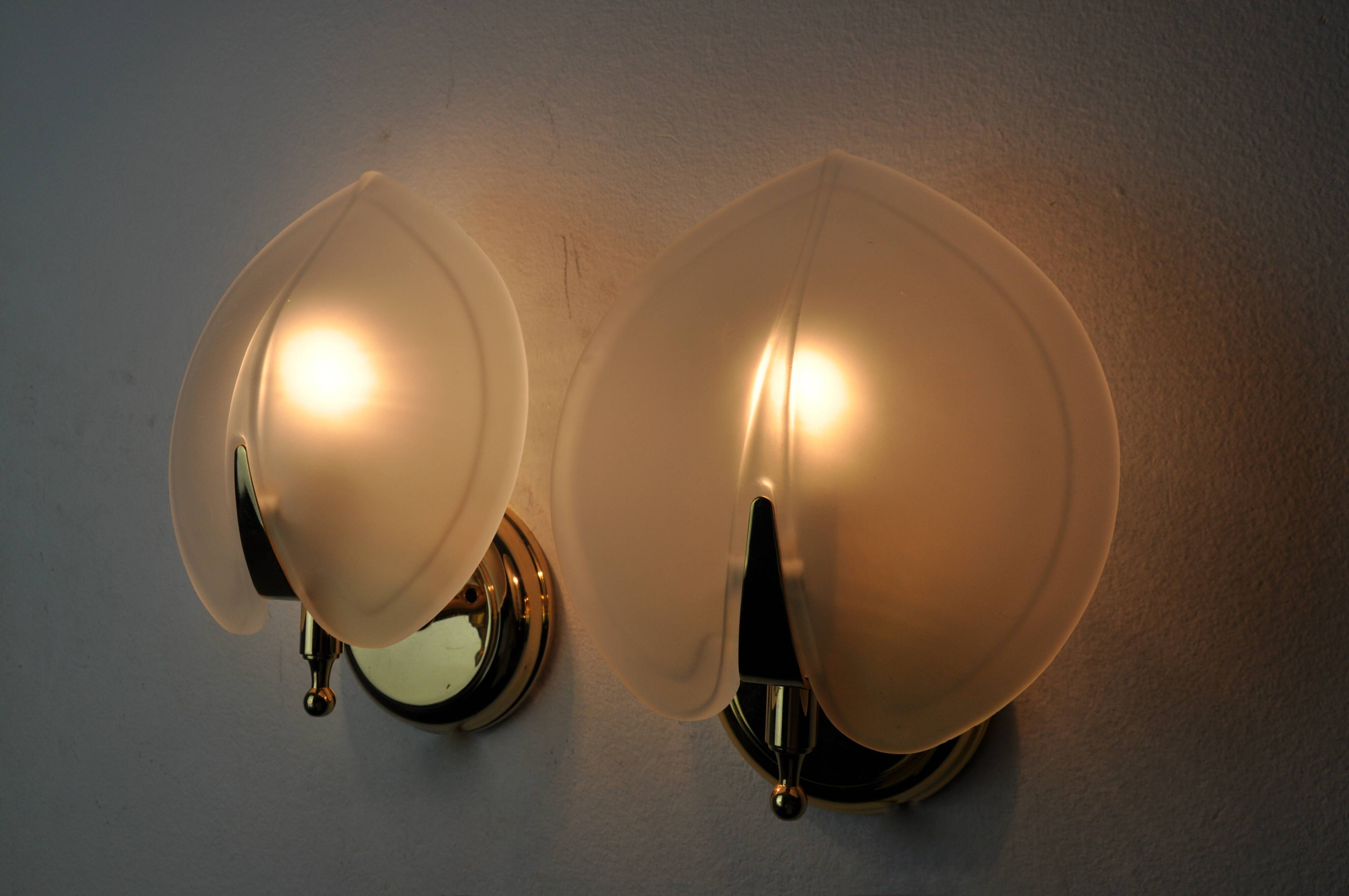 Pair of wall lamps "sheet" in opaque glass, murano, Italy 1980