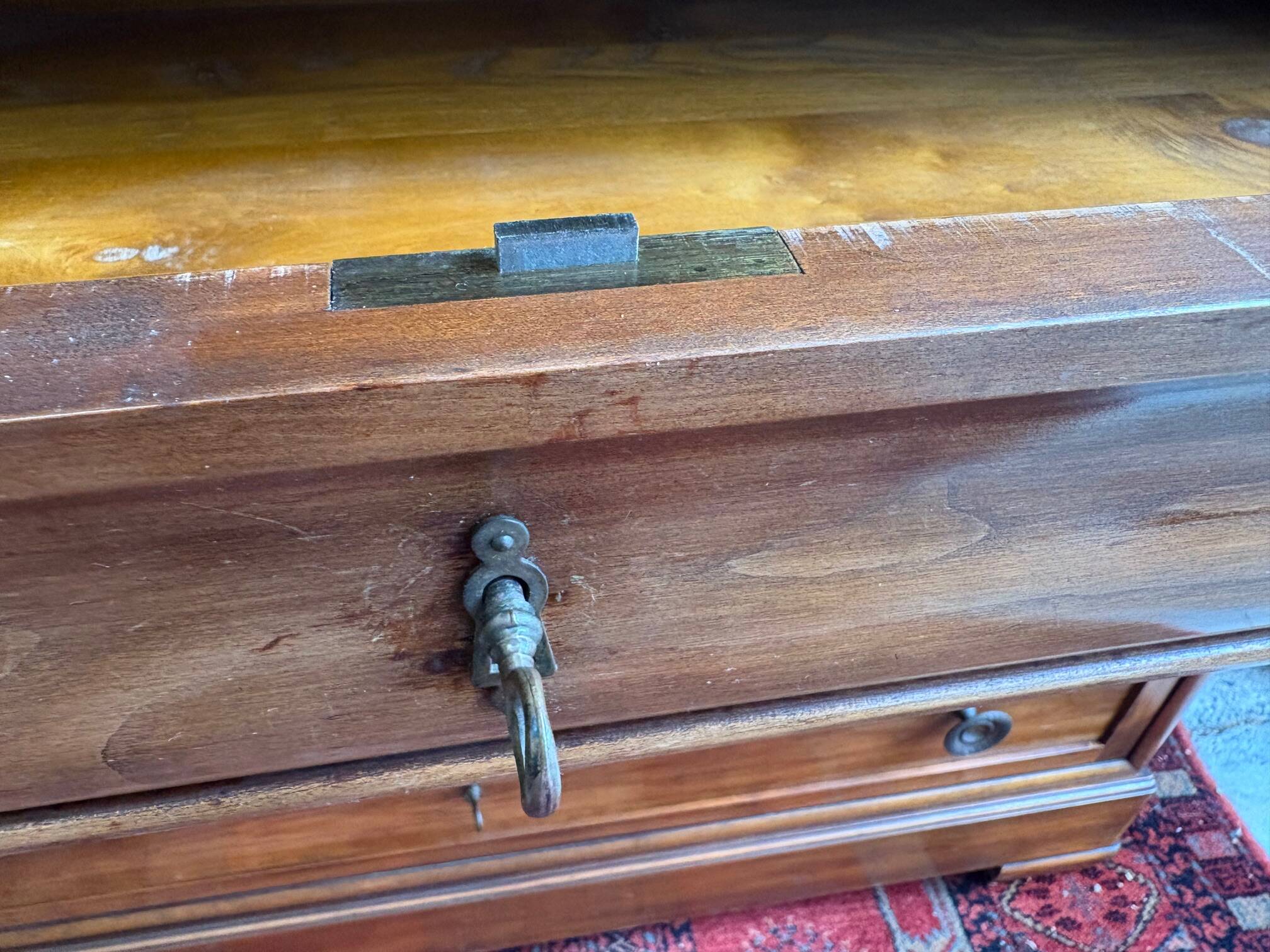 Commode style Louis-Philippe en bois massif