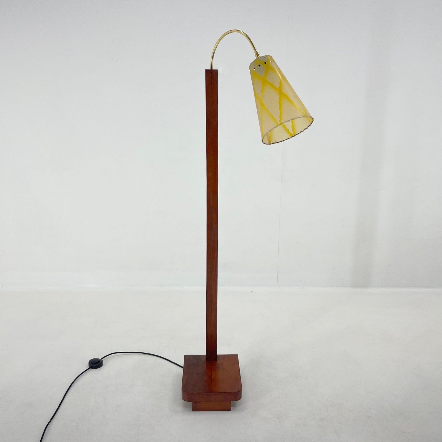 Lampadaire en bois et laiton des années 1950, Allemagne