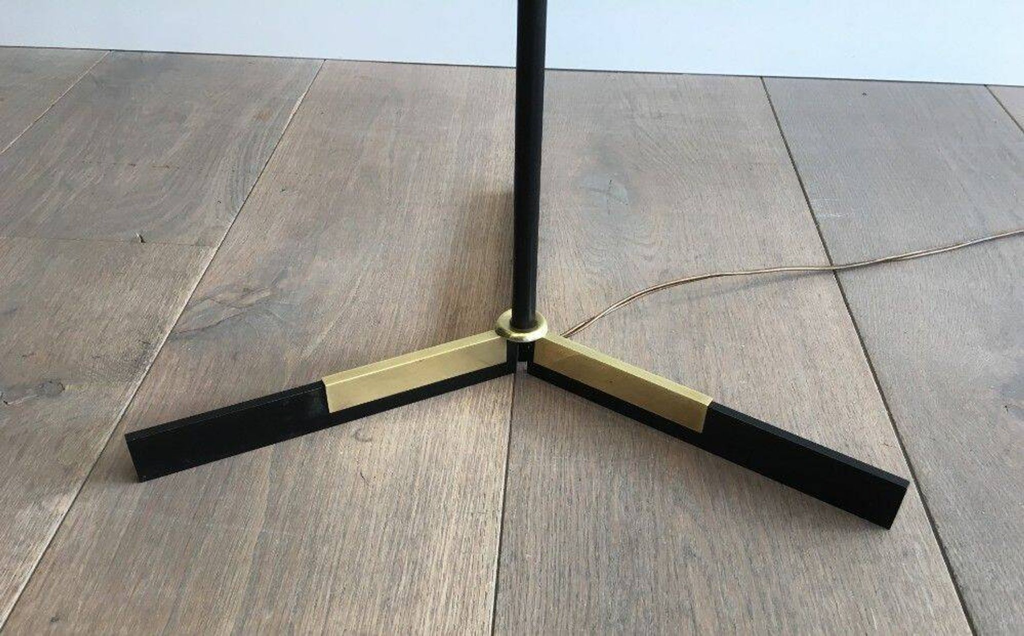 Designer floor lamp in black lacquered metal and brass