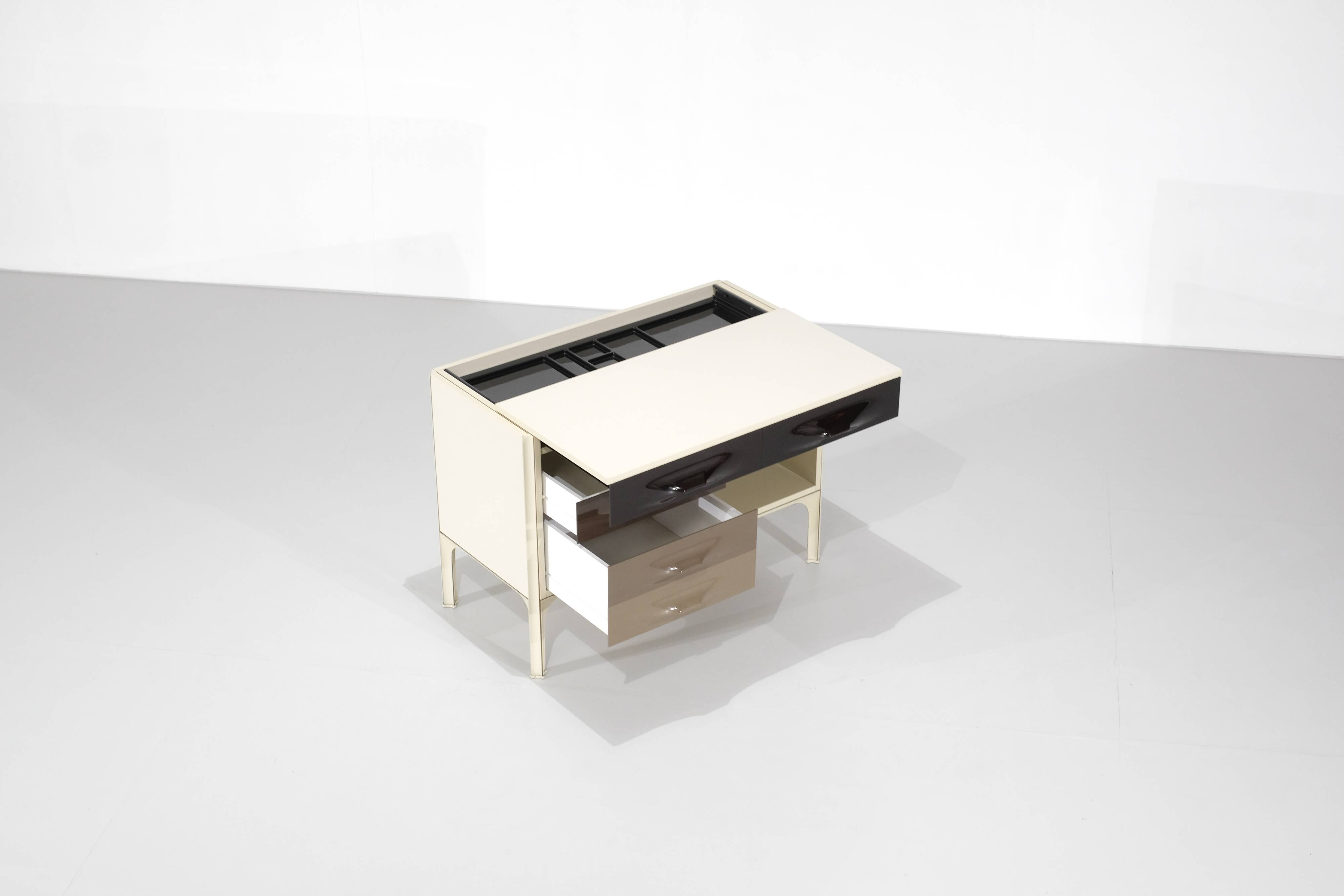 Desk "DF2000" designed by Raymond Loewy for Doubinsky Frères, France.