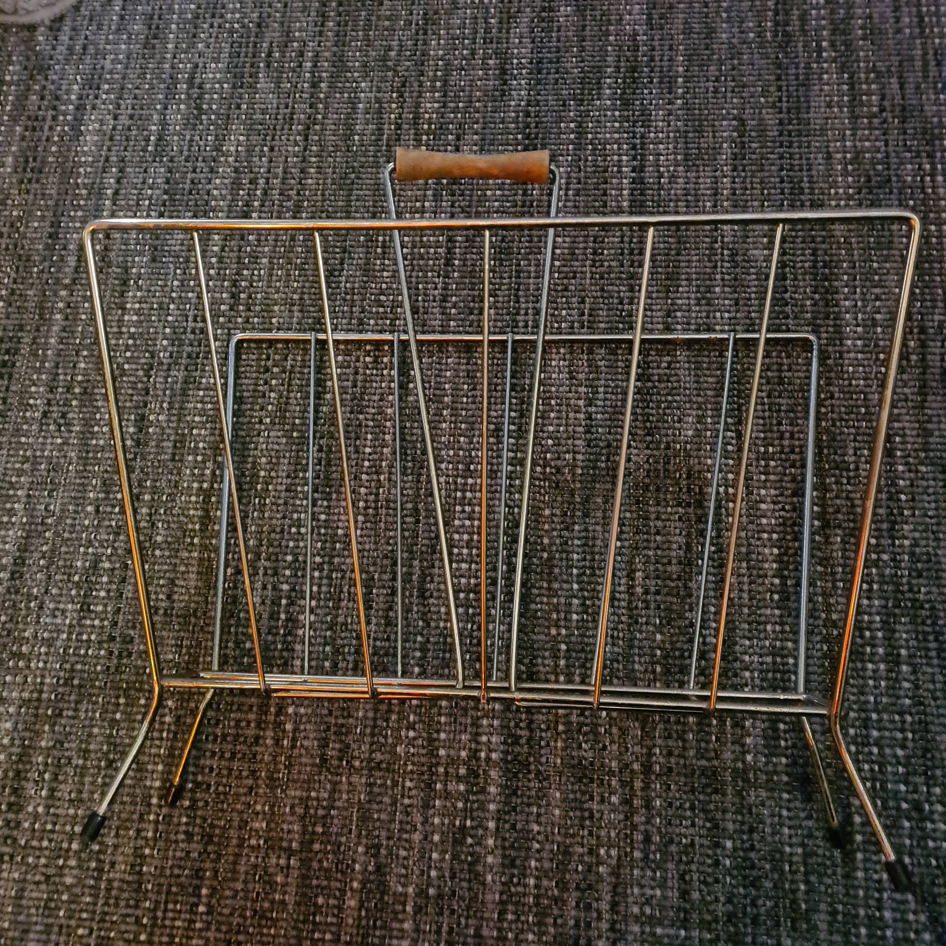 Metal magazine holders: from the 50s/60s