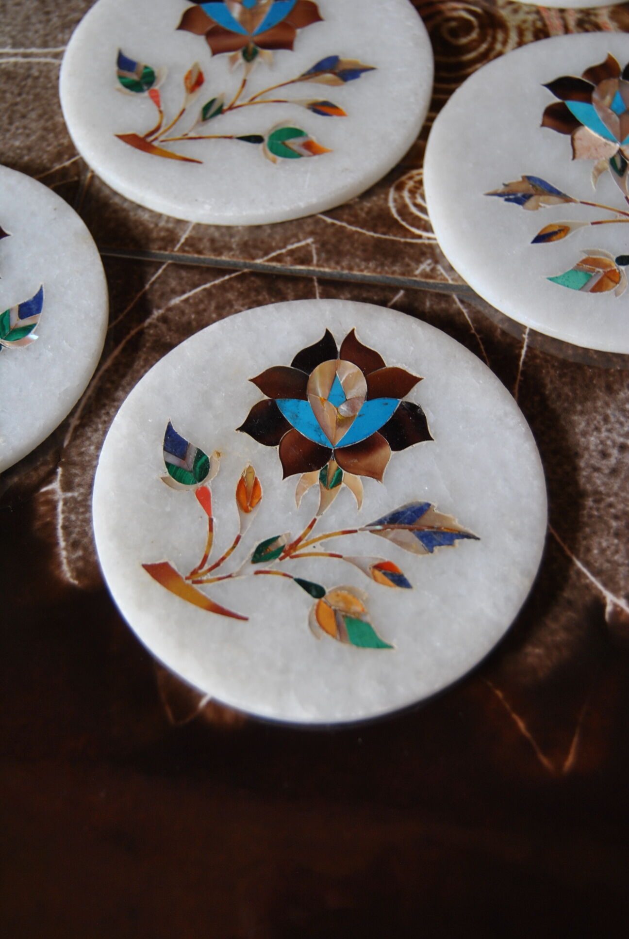 Set of 5 marble and inlaid stone coasters - Artisanal