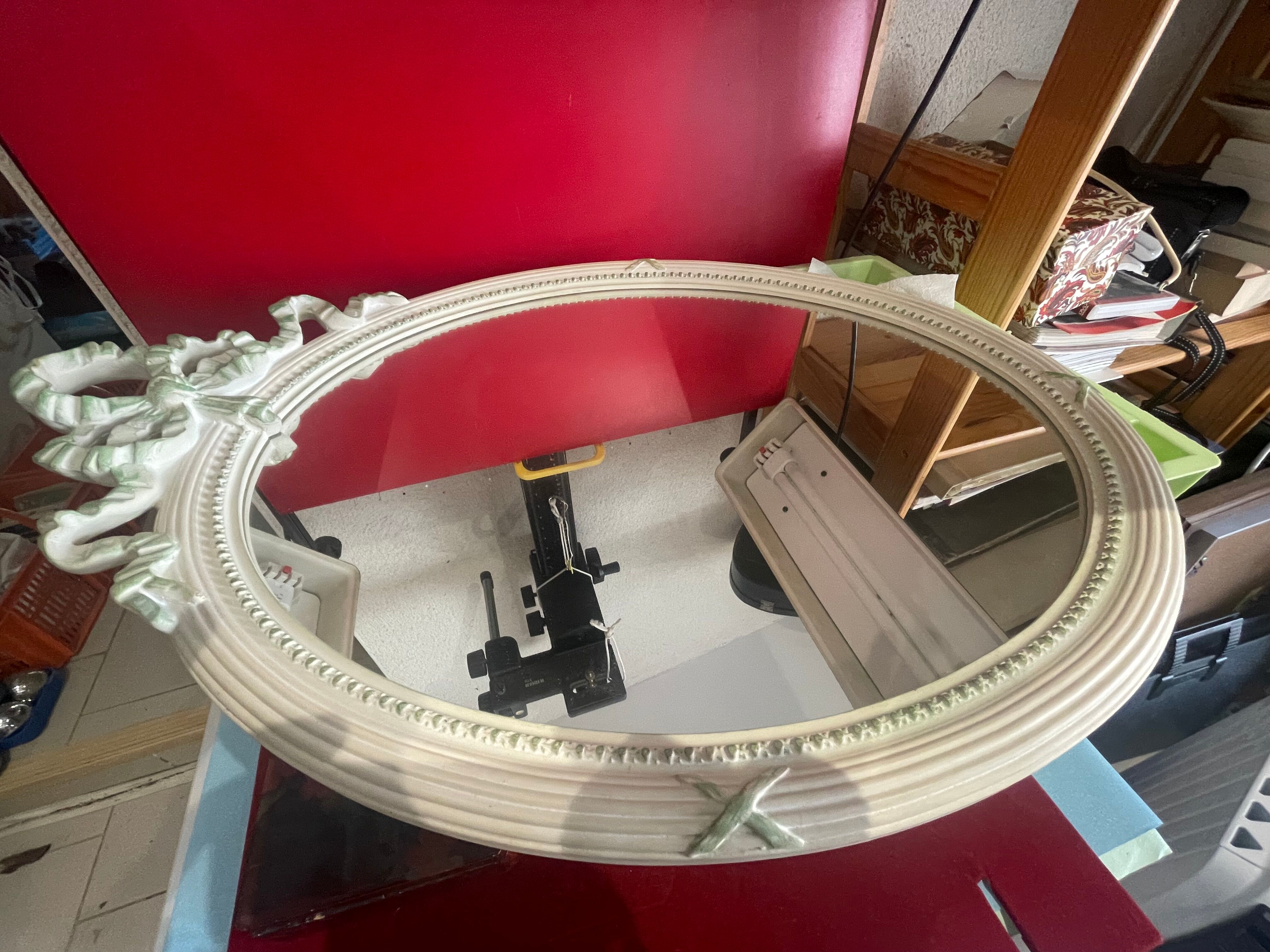 miroir ovale en bois peint style Louis XVI