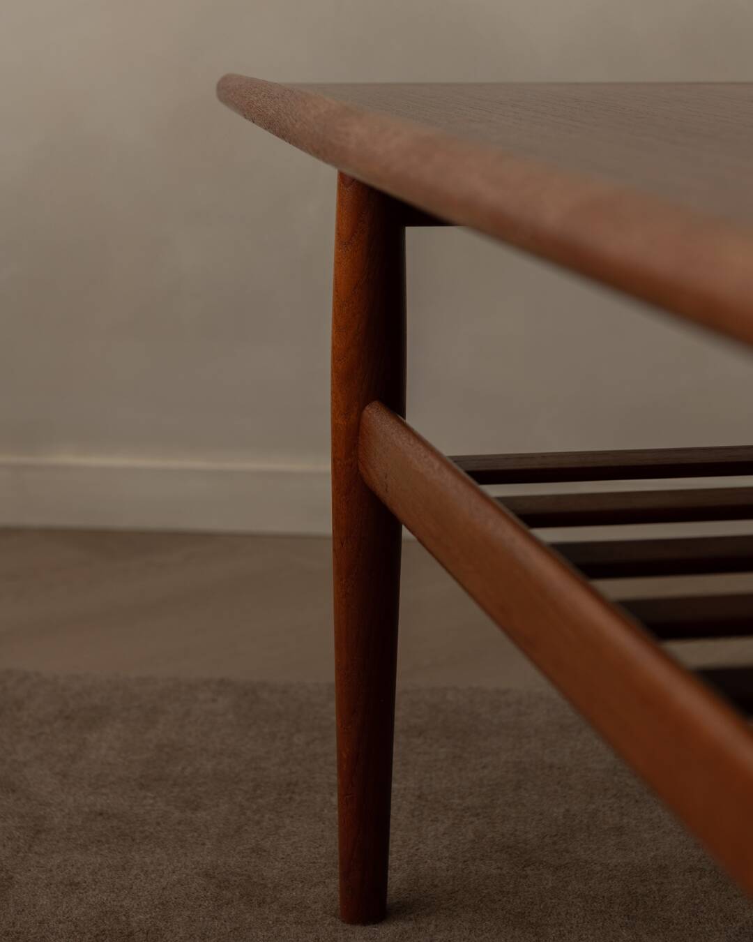 Table basse en teck danois par Grete Jalk avec cadre à lattes, années 1960.
