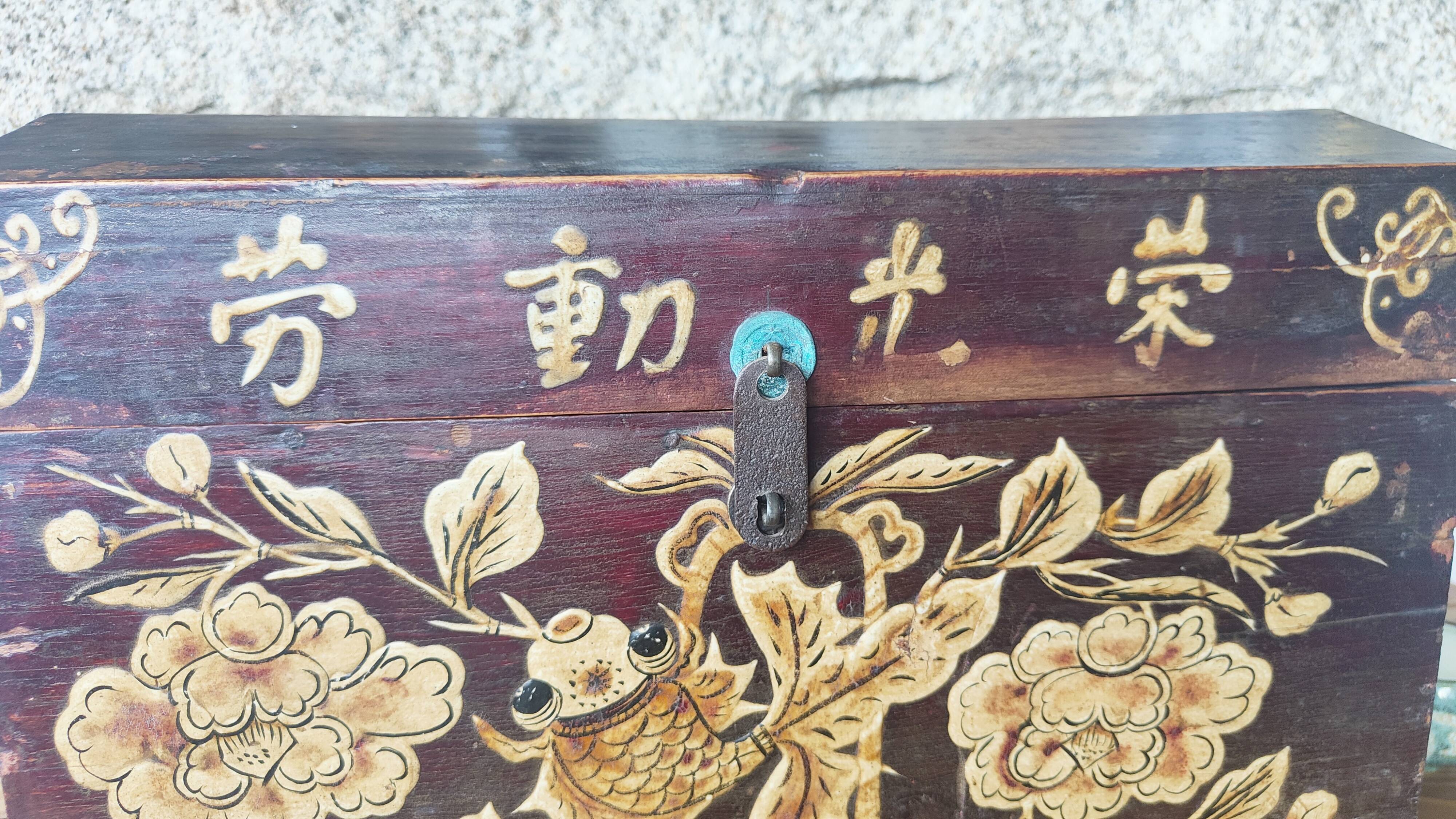 Male Chinese ancient floral and fish patterns.