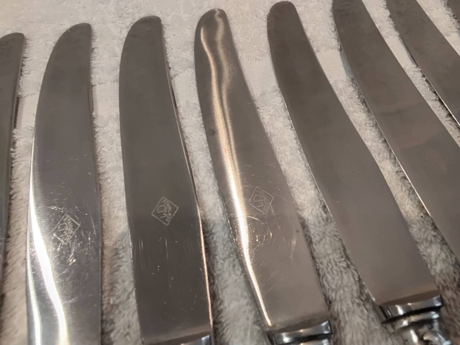 12 silver-plated metal table knives with rocaille ribbon decoration, 25.1 cm