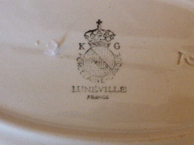 Service dish, in earthenware geometric patterns red and vintage green, stamped KG Luneville