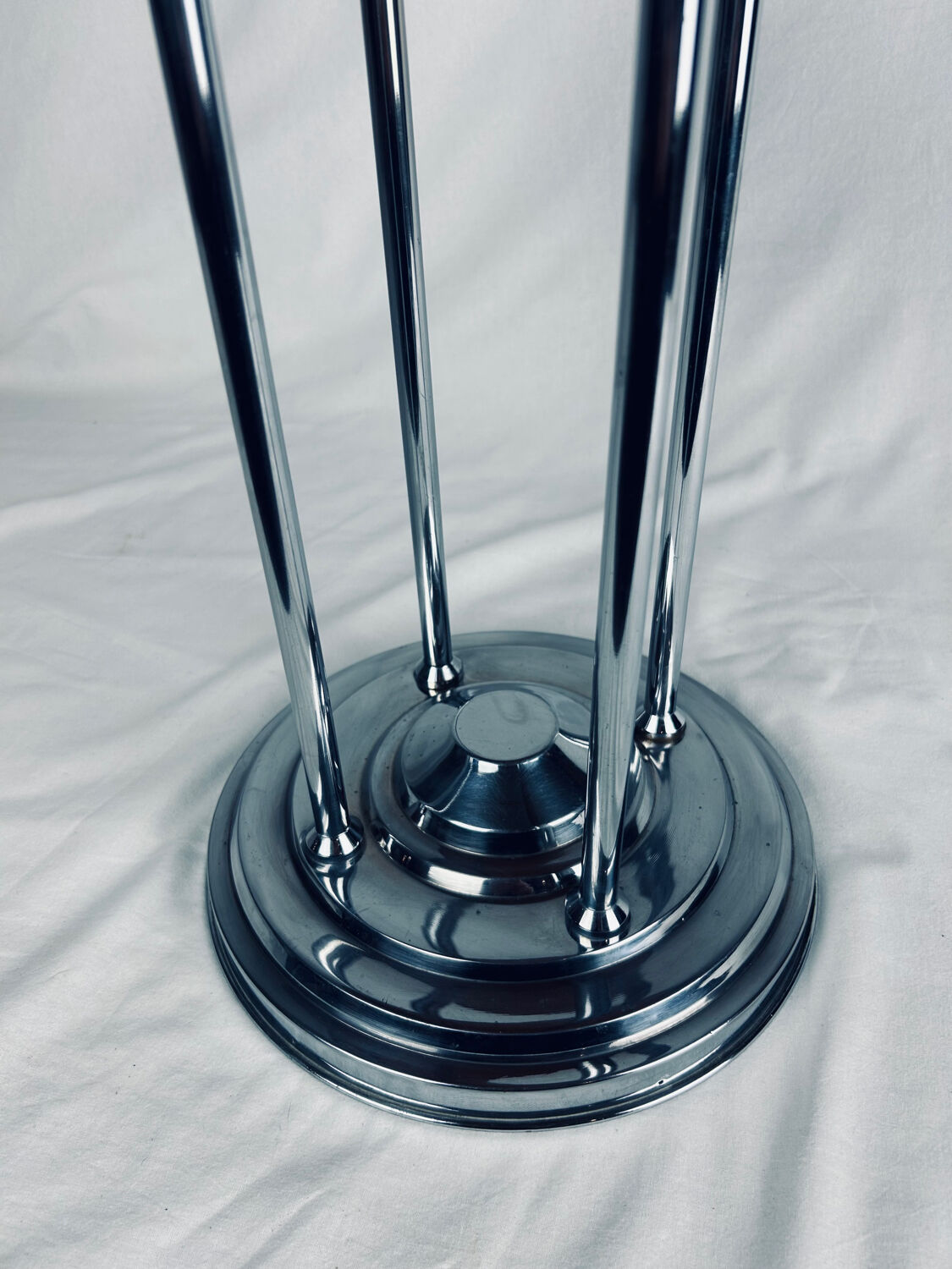 Art Deco Bauhaus style side table/pedestal table in wood and chrome-plated metal