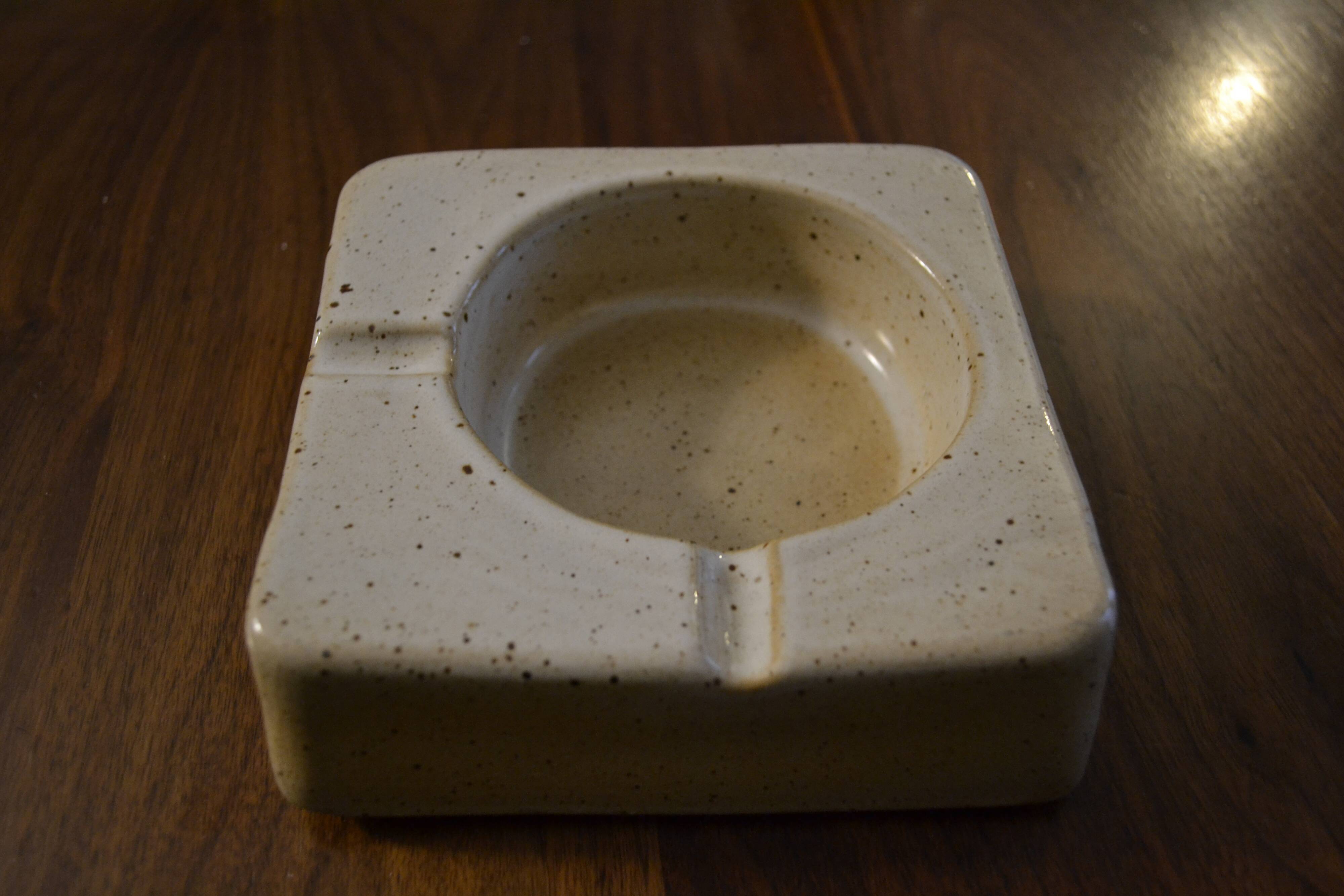 Square ashtray sandstone of the marsh