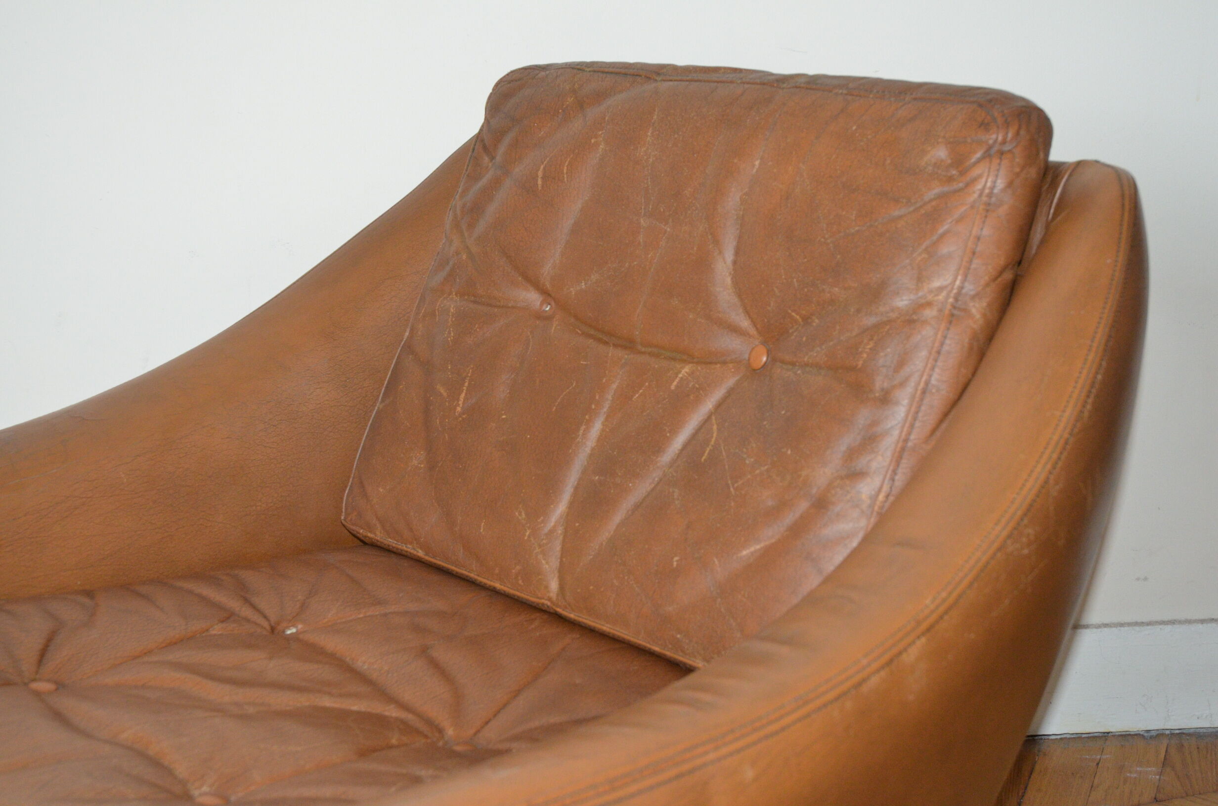 Scandinavian armchair in camel patinated leather