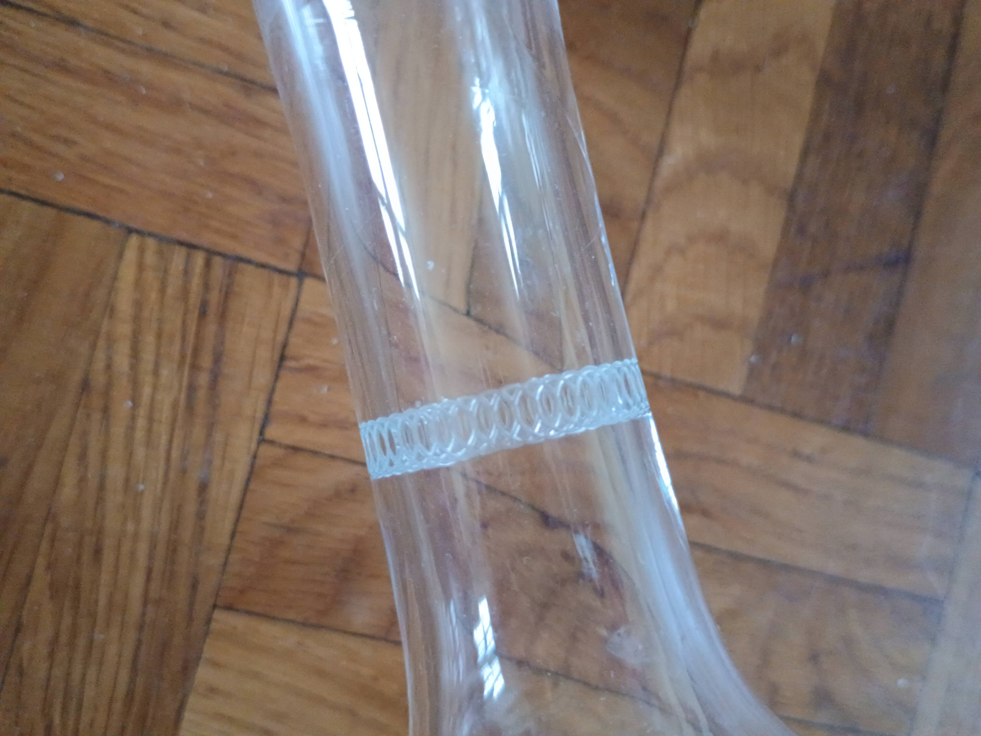 Carafe à vin ancienne - verre gravée d'une frise d'entrelacs