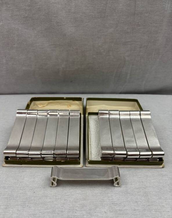 Christofle Arabesque model - 12 silver-plated knife rests in excellent condition with box.