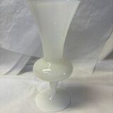 Vase en opaline blanche