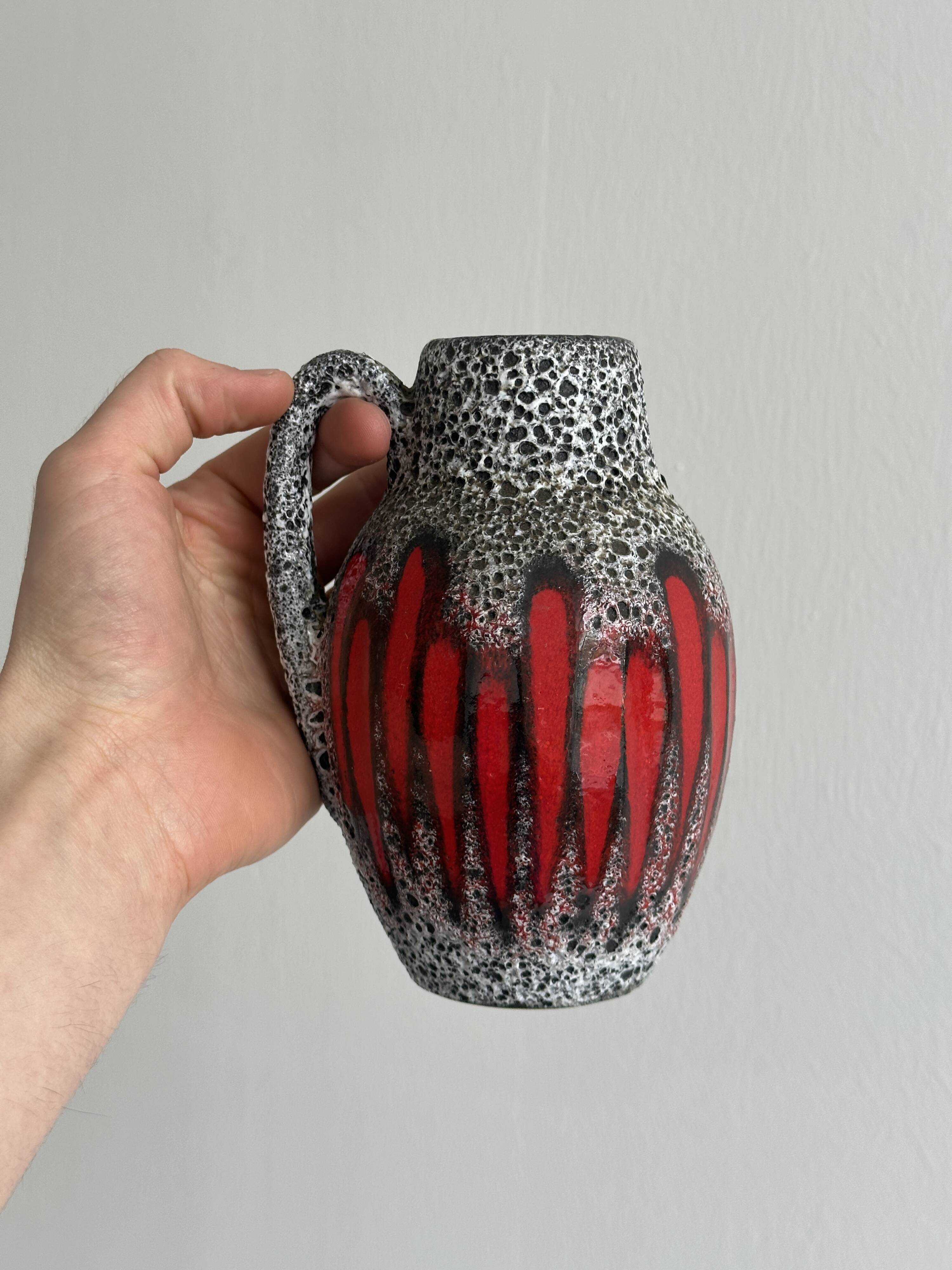 Petit pichet ou vase en céramique texturée