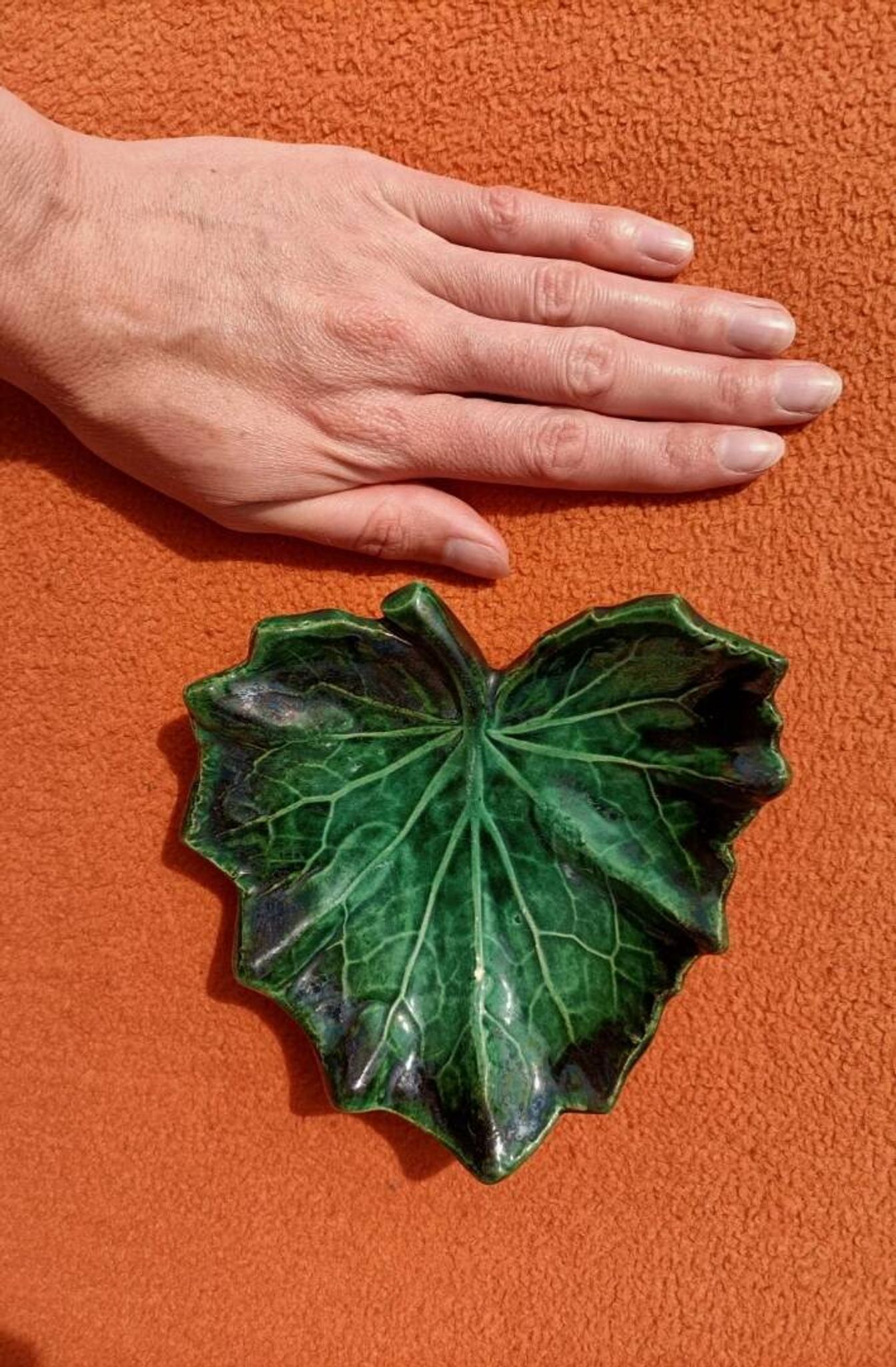 Retro leaf pocket emptier