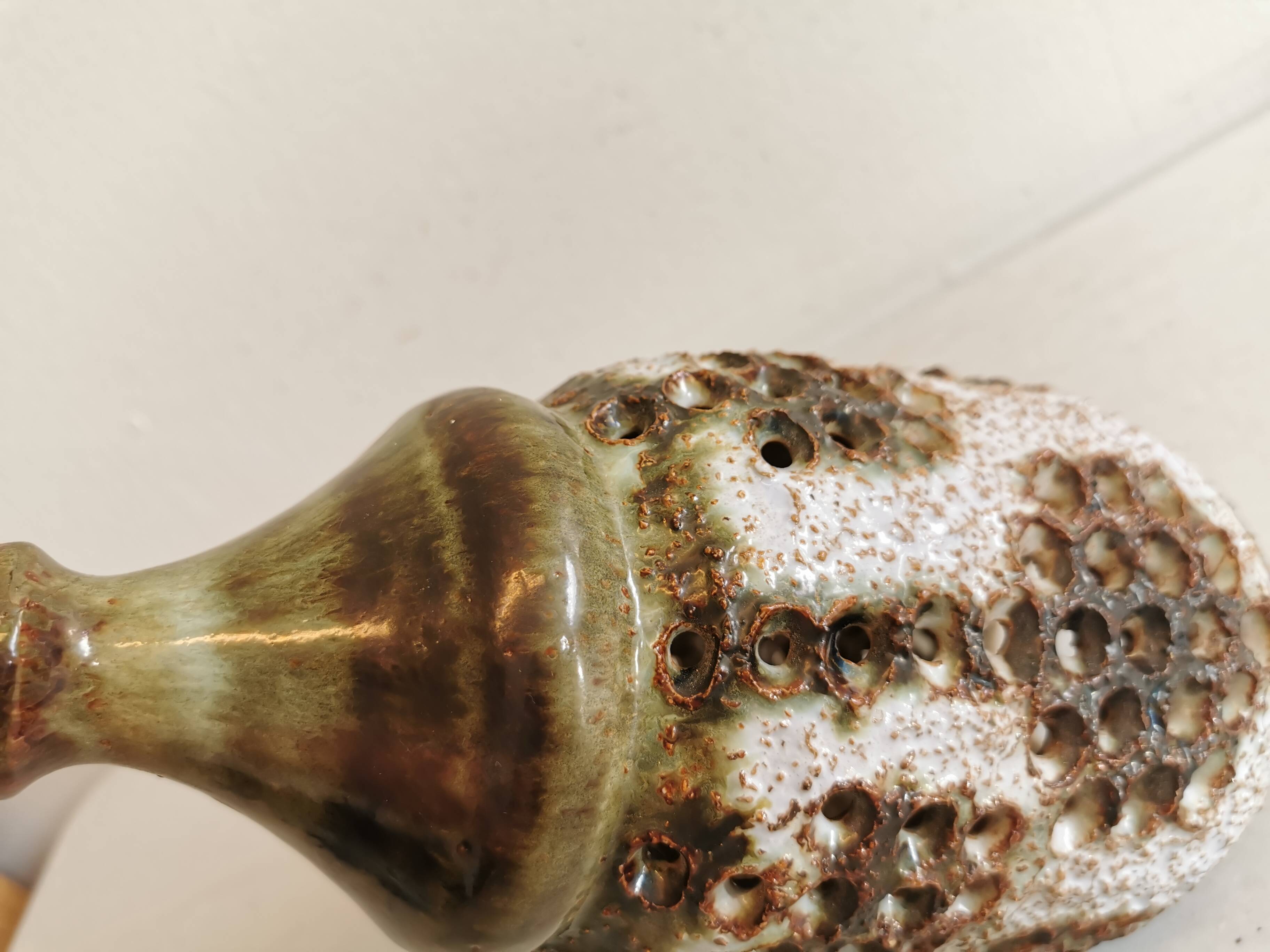 Lampe de table danoise en céramique, avec base perforée et belle glaçure.