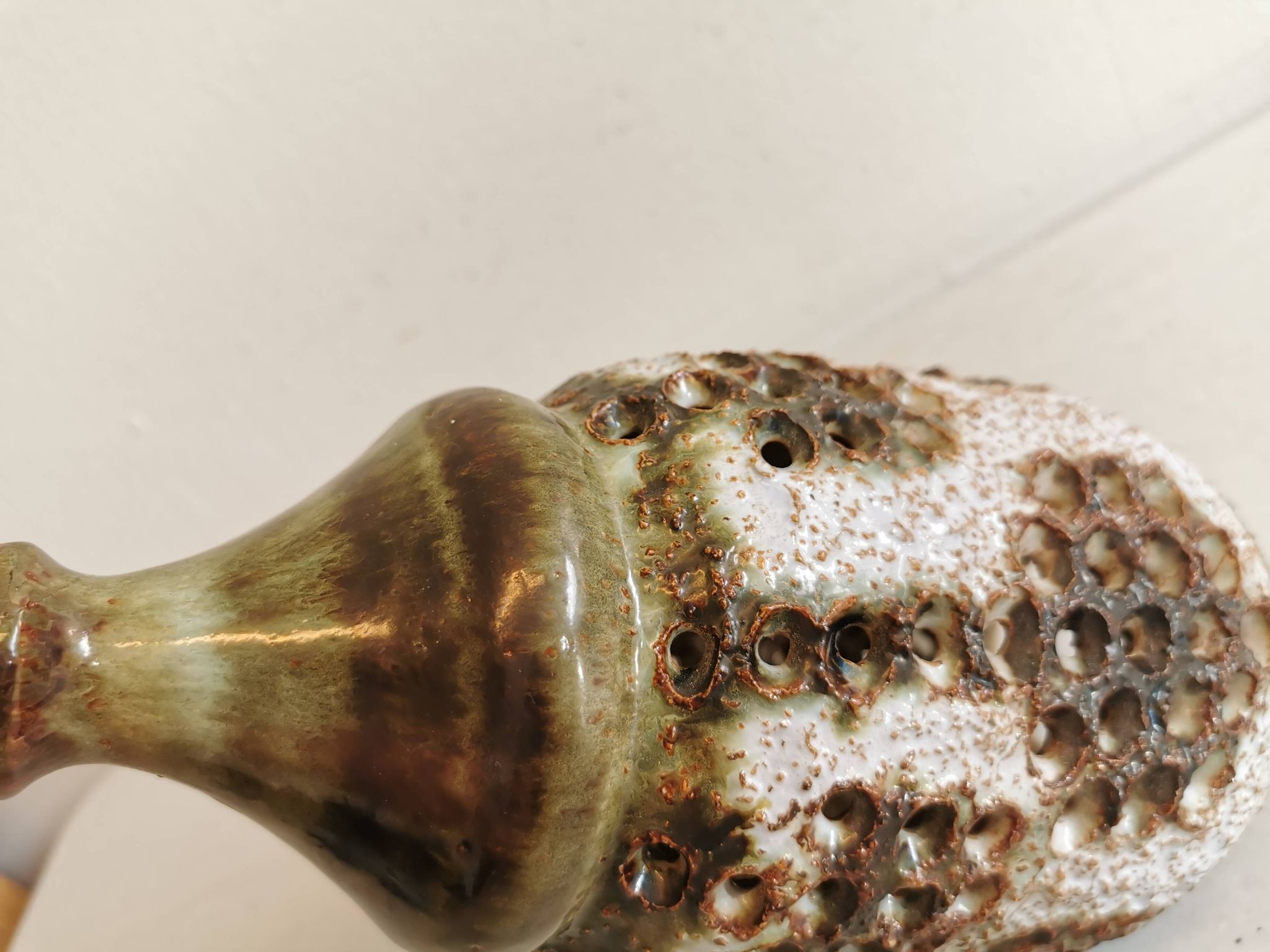 Lampe de table danoise en céramique, avec base perforée et belle glaçure.