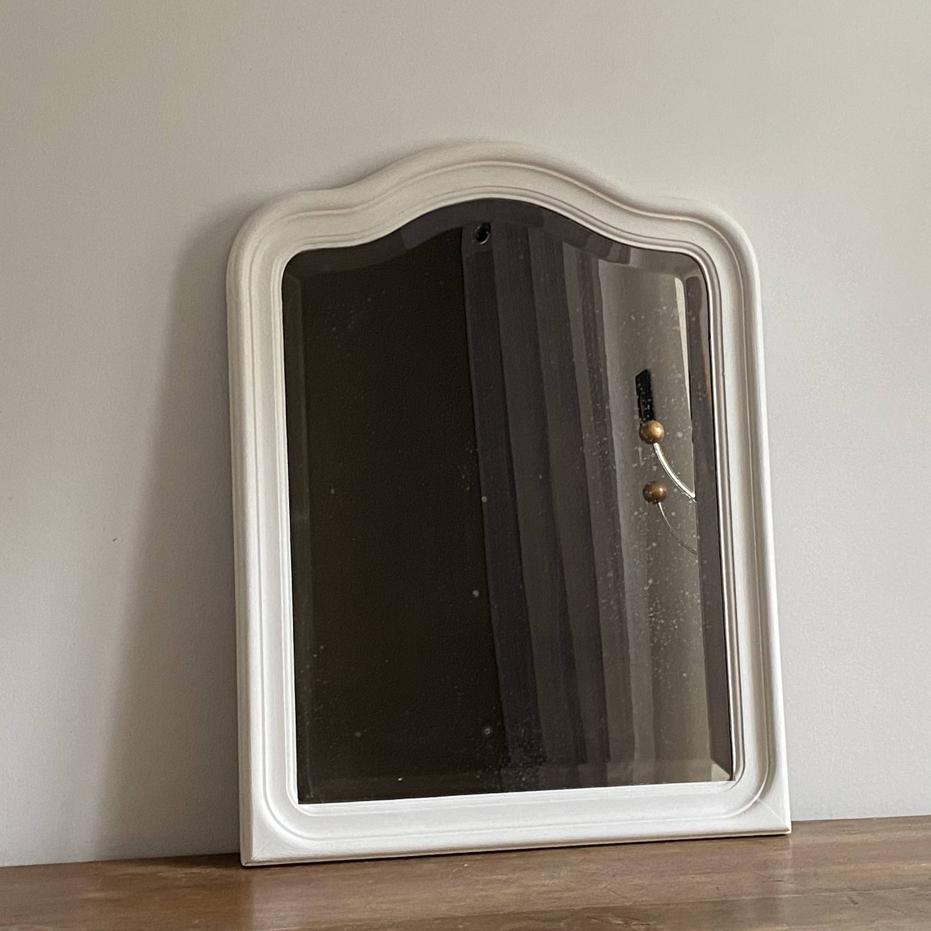 Antique mirror with a gendarme hat shape. White. 72x56.
