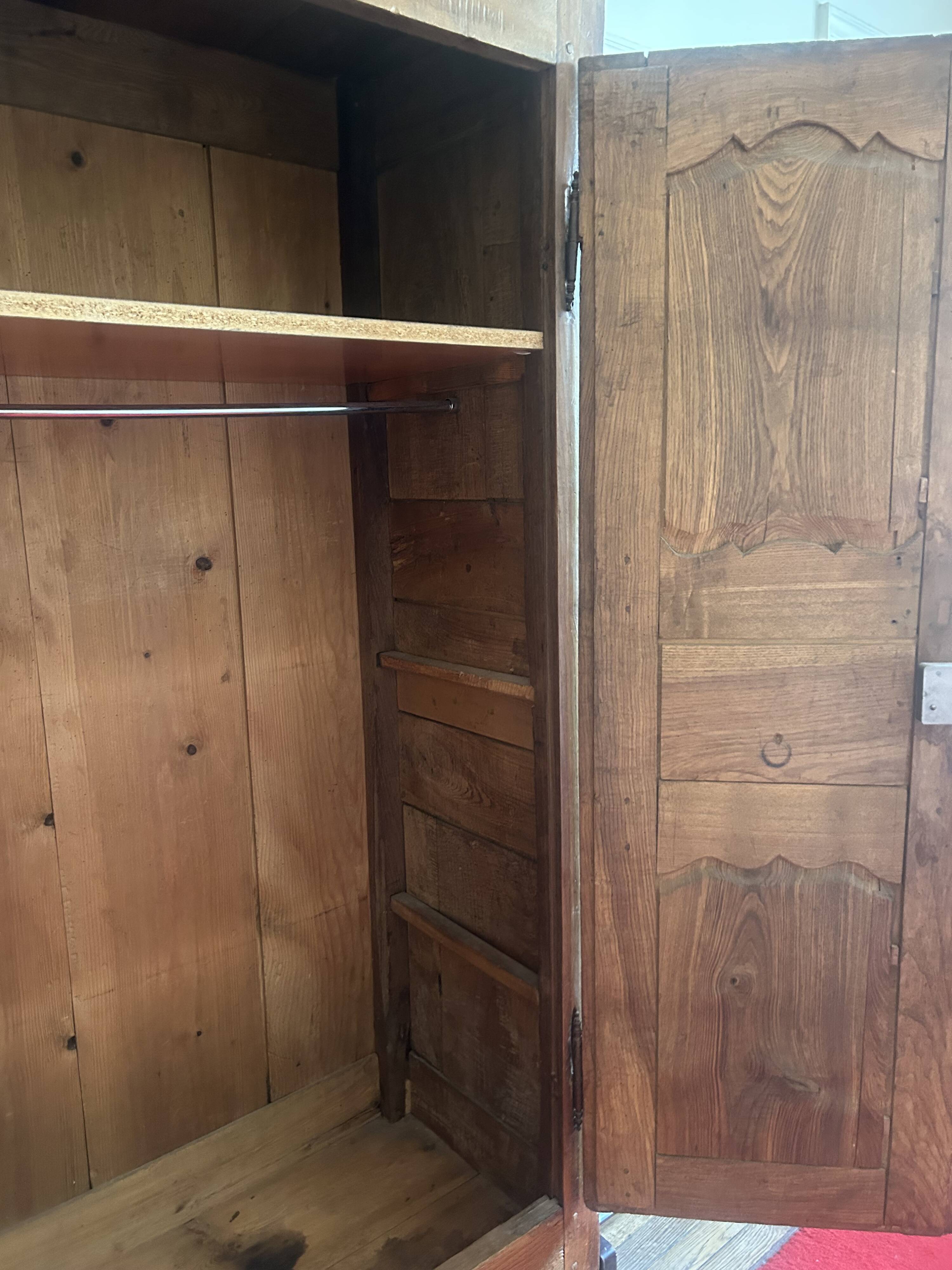 Rustic French antique wardrobe in solid wood – 19th century