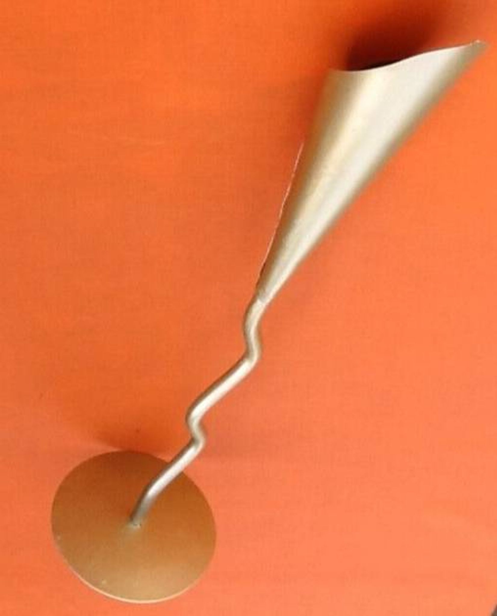 Cornet sculpture (large model) Twisted foot Gold-colored metal
