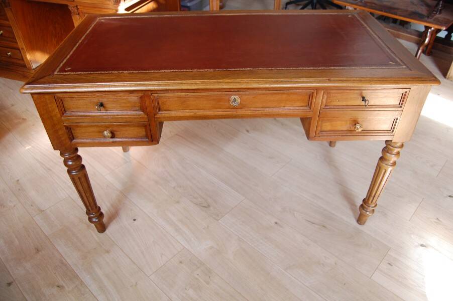 Louis Philippe desk in walnut from the late 19th century.